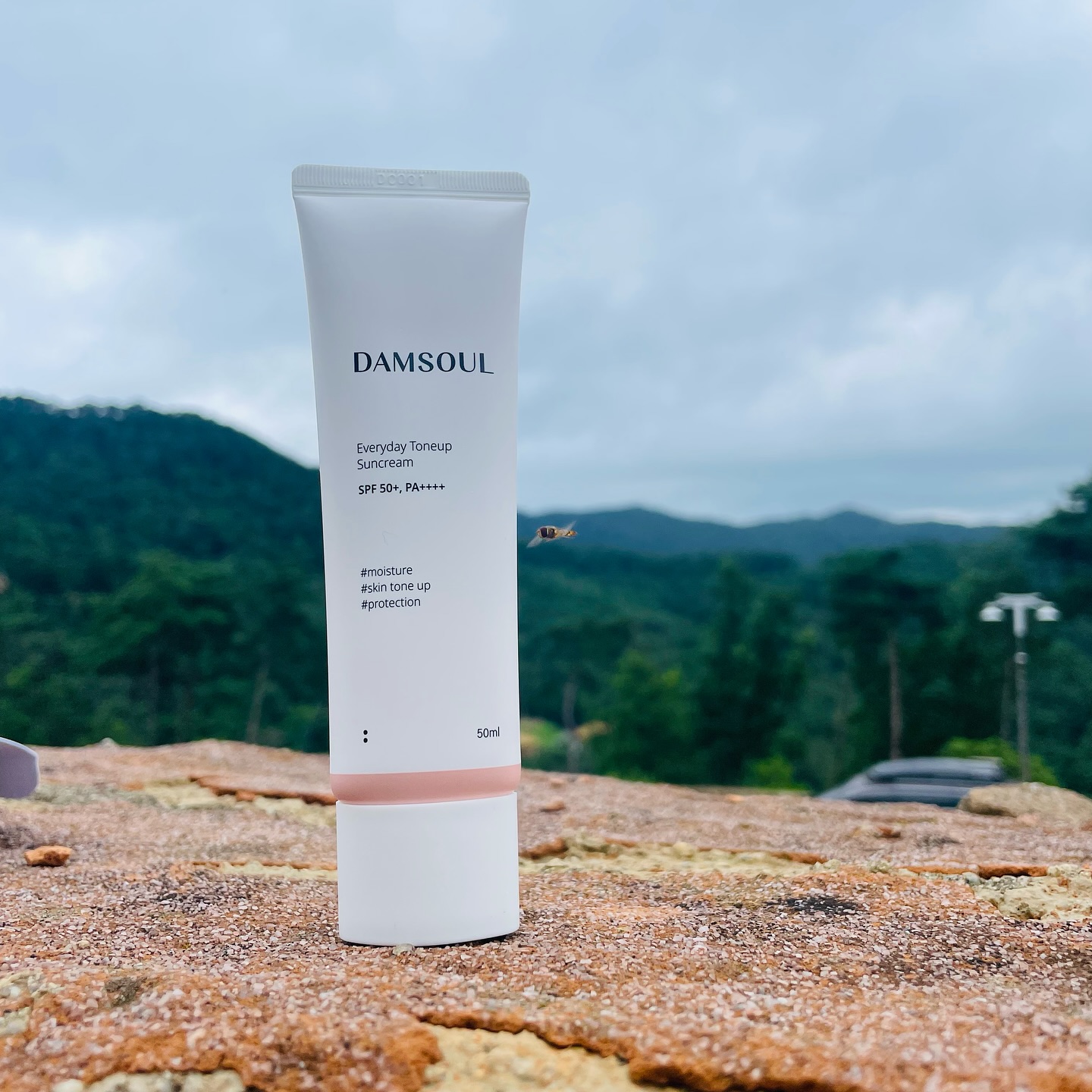 업체로부터 제공받은 리뷰입니다:] damsoul_official 

촉촉 보송 저자극 핑크톤업 
담소울 투게더 선크림이에요

ㆍ바를땐 촉촉 
ㆍ바른후엔 보송
ㆍ끈적임 없는 무자극 선크림
ㆍ사용감 자유롭게 기술

햇빛은 막아주고 피부는 가꿔주고!
미백, 주름, 자외선 차단 3중 기능성의 똑똑한 선크림이랍니다

국내 최고 자외선 차단 지수로 SPF50+ , PA++++
식약처 보고완료!

외부 시험 기관에서 또 한 번 확인하여 검증된 위풍당당 국내 최고 지수에요

피부 일차 자극 테스트 완료로 무자극 판정 받았어요

톤 균일도 개선, 윤기 개선, 보습 개선, 미세먼지 흡착
전문기관의 인체 적용 시험 완료되었답니다

바다를 생각하는 Reef-Safe 클린 뷰티랍니다

#담소울 #저자극선크림 #사계절선크림 #톤업선크림 #눈시림없는선크림 #톤업선크림추천 #자외선차단제 자외선차단크림 #여름선크림 #촉촉한선크림 #끈적임없는선크림 #선크림