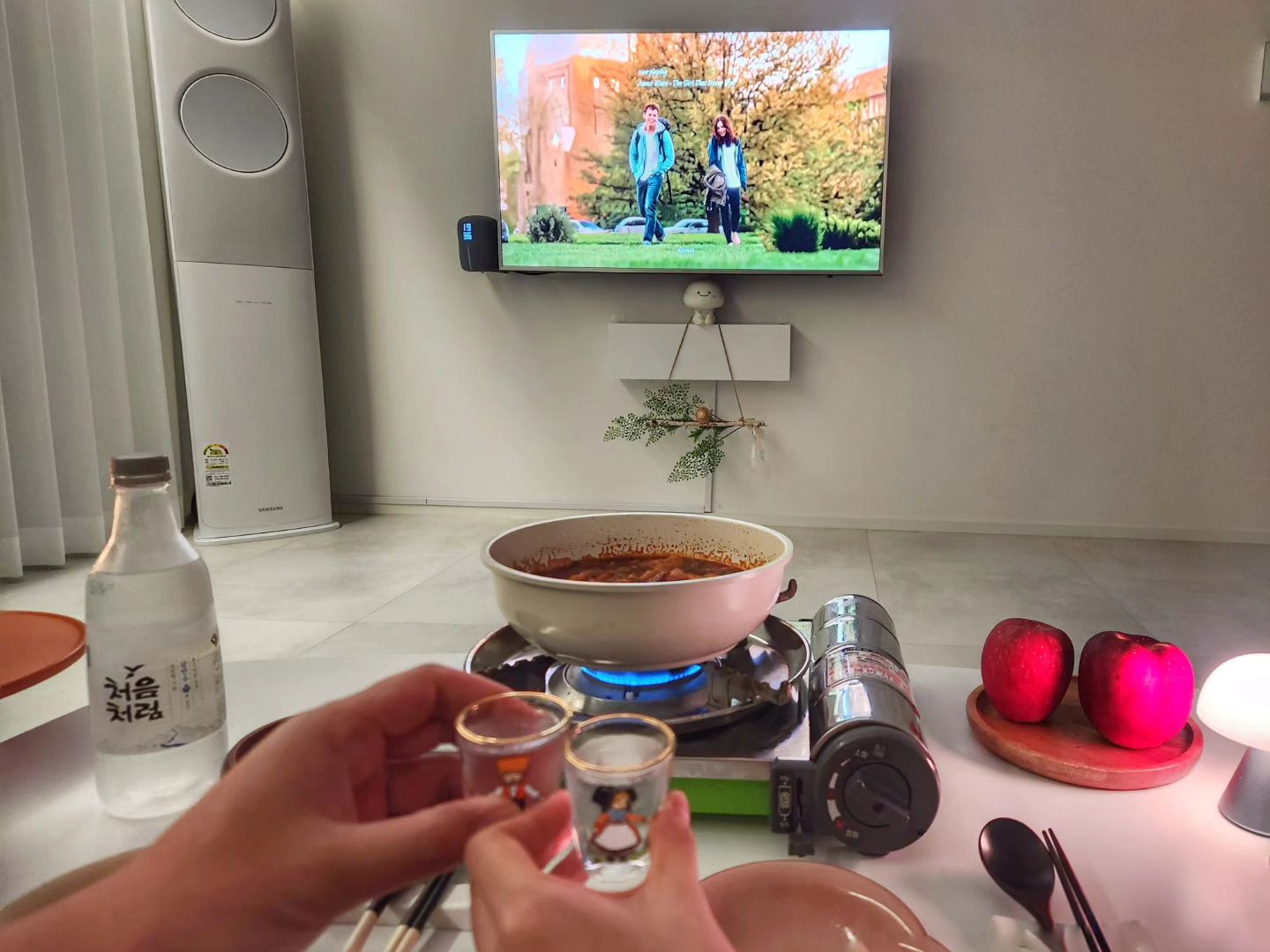 #협찬

어제 남편과 낙곱새에 한잔🍻했어요~😉
요즘 너무 잘 먹어댔더니
몸무게가 많이 상승했지만🤣🤣

이때 아님 언제 먹냐 싶어서
원없이 또 먹고있답니다🤣

안주로 먹은 낙곱새는 
🏕캠핑아재 낙곱새였는데
양념에 무슨짓을 한게 분명해요❤️
양념이 너무 맛있었어요 ㅎㅎ

내용물은 둘이 먹기에 좀 부족한 감이 있어서
다른재료 더 추가해 먹으면
풍성하고 훨씬 맛있겠더라구요🩷

저희는 그래서 라면사리 넣고
옥수수, 새우, 김, 계란 넣고 볶음밥도
해먹었는데 환상이였어용~😚

만들기도 간편해서 캠핑다닐때
들고가면 새삼 든든할듯해요👍

#캠핑아재 #캠핑아재낙곱새
