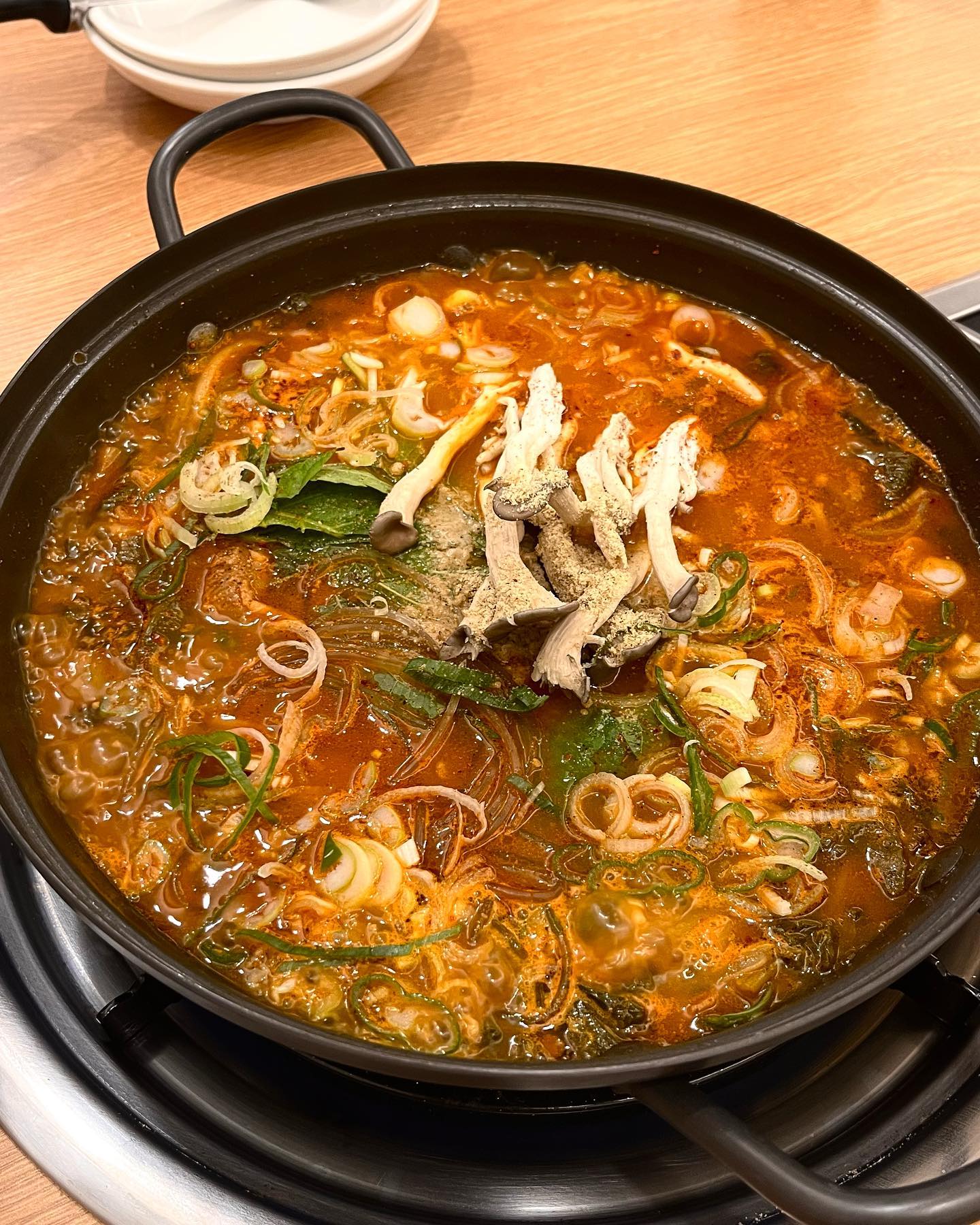#협찬 #든든한뚝배기집 북구청 근처 슴슴+담백한 한우전골 맛집! 고기순대까지 곁들여먹으면 극락🤎

✅ 비오는날 뜨끈한 국물이 생각날때 가기 좋은 국밥집! 고기도 실하게 들어가있고 무엇보다 시레기가 잔뜩 들어가있어서 덜 자극적인 맛이라 여운이 남으면서 또 먹고 싶네요🥰

✅ 특히 고기순대가 진짜 야들하고 와사비랑 같이 먹어도 맛있었어요!!강추👍

✅ 한우전골 2인(22,000원, 공기밥 별도)
✅ 고기순대(5,000원)

📍 대구 북구 침산남로19길 6 B동 105,106호
⏰ 10:00 - 21:00(매주 화요일 휴무)
☎️ 0504-2015-4205
🚘 주차장 ㅇ(가게 앞)
 
#든든한뚝배기집한우&순대국밥 #북구청맛집 #북구청 #북구청맛집추천 #침산동맛집 #침산동핫플 #침산동맛집추천 #침산동데이트 #침산동술집 #침산동술집추천 #침산동맘 #북구청술집 #대구맛집 #대구국밥 #대구국밥맛집 #침산동국밥 #대구국밥맛집추천 #대구국밥맛집추천 #대구국밥추천 먹스타 #먹스타그램 #맛집추천 #맛집스타그램 #맛스타그램 #먹팔해요 #먹팔맞팔 #먹팔소통 #먹팔환영