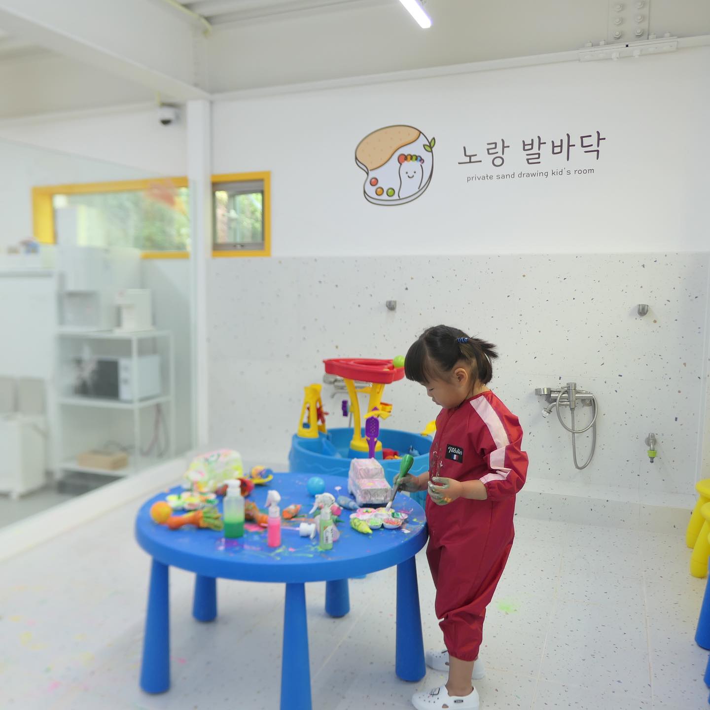 #장소제공

키즈드로잉+모래놀이+장난감 까지 3개를
한 곳에서 즐길 수 있는 #부산키즈룸 #노랑발바닥 🦶

집에서 마음껏 시켜줄 수 없었던
물감놀이를 이 곳에서는 여기저기 문지르고
온 몸으로 노는 거 대 찬성💕🥰

프라이빗하게 대관으로 즐기는 곳이라
다른 사람 눈치안보고 배달음식도 시켜먹고
마음껏 놀 수 있어서 좋았던 곳👍
(남편 누워있있을 수도 있음ㅋㅋㅋ)

부끄럼쟁이들은 대관해서 노는게 더 좋다던...ㅋㅋ
너네들이 좋으니 엄마도 좋으네🌸

yellow_bbd 

#부산키즈카페 #부산아이랑 #부산키즈카페추천 #부산아이랑가볼만한곳