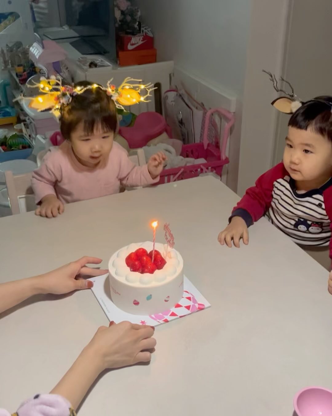 #하둥이네‘◡’✿ 👦🏻👧🏻 

함께 하는 두번째 메리크리스마스🎄🥰❣️

케이크 딸기 귀신들🎂 
너무 좋아해서 박수 치며 노래부르며
촛불고 후우 잘 불고 엄마의 최애 영상😍

잘자고 잘먹고 잘 웃고 

👧🏻 나는 행벅해 🎶🎶라고 노래 자주 불러주는데
엄마도 너무 행복해🥰

내년에도 둥이들과 좋은일 가득💖👨‍👩‍👧‍👦
지금처럼 건강하고 밝고 사랑스럽게 자라길🕯️🙏

메리 화이트 크리스마스💝🎄🎂❣️🔔🎅🏻