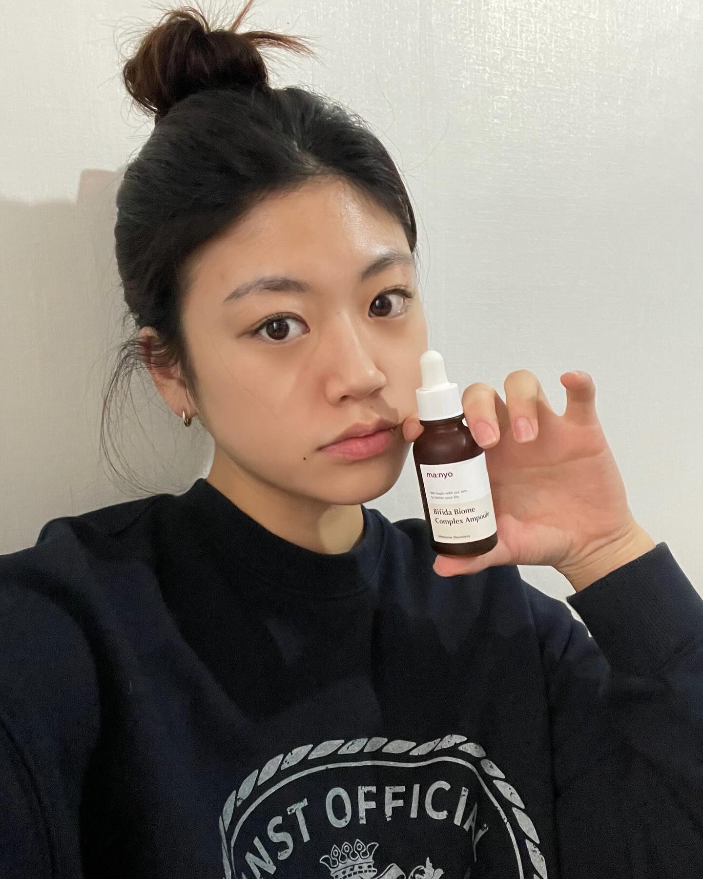 #광고
꾸덕하게 생겨선 가볍고 촉촉한 비피다 바이옴 콤플렉스 앰플 🧪
올 한해 마녀공장 앰플이랑 함께 했는데 마지막 겨울은 너로 정했다 !
 
비피다앰플는 마녀공장에서 비피다 바이옴™과 5종 프로바이오틱스성분을 배합하는 특별한 조합으로 탄탄한 기초를 만든것인데요. 비피다발효용해물과 마이크로바이옴 , 수분을 채워주는 10가지 히알루론산이 피부장벽은 물론 수분장벽까지 탄탄하게 만들어준다고 하는데 광나는피부표현 좋아해서 요즘 속광에 잔뜩 신경쓰고 있는 나한테 완전 간편하고 좋은 꿀템임 .. 🤤 요즘 미백이랑 주름 개선은 당연한 값이구요 ..
 
저처럼 별 생각 없이 잘 안챙겨바르시던 분들도 아침저녁으로 간편하게 챱챱
데일리 근본 케어 ‘슬로우 에이징’에 도전해 보세요 🫧
 
마지막 내 생얼 광 봐라 🕶️✨
 
#늘그렇듯좋은성분 #마녀공장 #마녀공장앰플 #1등앰플 #근본앰플 #비피다앰플 #고농축앰플 #보습앰플 #탄력앰플 #피부장벽 #올리브영 #올리브영추천 #올리브영앰플 #올영 #올영앰플 #슬로에이징 #슬로우에이징