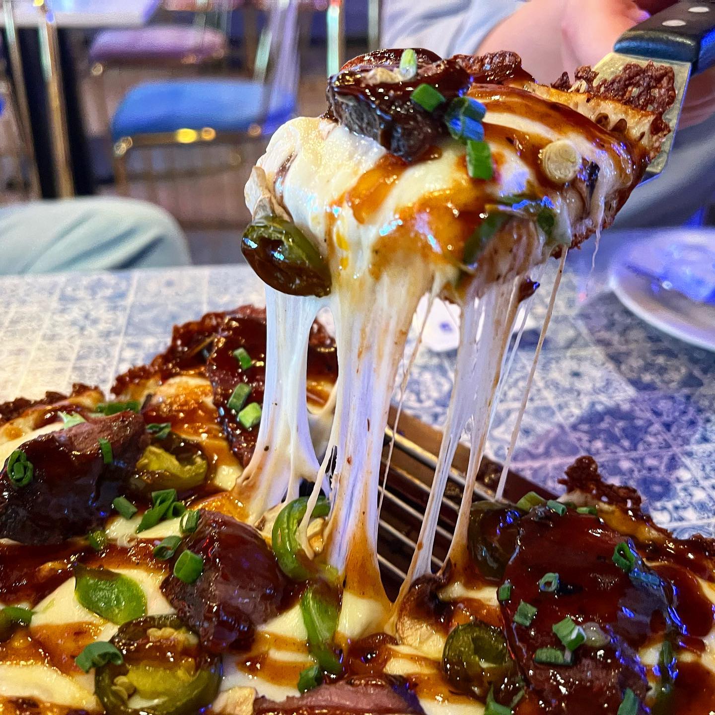 히밥 추천 피맥맛집!
일산 라페스타 '피자힙'
⠀
-연중 무휴
11:30 ~ 24:00
라스트오더 23:15입니다!
안전하게 23시까지 방문을
하는것을 추천드려요~
⠀
-주차
건물내에 주차장이 있습니다!
⠀
-웨이팅방법
웨이팅 시스템은 아직 따로 없는것같아요!
⠀
-수비드 스테이크 디트로이드(싱글)
가격 : 29,000원
⠀
싱글, 더블, 트리플은 사이즈가아니라
위에 올라가는 고기 토핑 양 차이입니다!
⠀
수비드해서 부드러워진 부채살을
많이 드시고 싶으신분들은
트리플로 주문을 하시는걸 추천드립니다!
⠀
디트로이트식 피자는 도우겉면이
되게 바삭바삭하구요!
⠀
안에 빵부분은 촉촉해요!
⠀
소스와 토핑도 듬뿍 있어서
맛이 자극적이면서 맛있더라구요!
⠀
여기에 상큼하고 시원한 예일맥주와
함게 먹으니까 맛 밸런스가
최고였습니다!
⠀
⠀
총평 : 디트로이트 피자는 겉바속촉의
매력을 느끼기 아주 좋은 피자였고!
피맥을 하기에도 간이 좋았어요!
⠀
⠀
#피자힙 #피자힙라페스타점 #피자힙라페스타 #일산맛집추천 #정발산역맛집추천 #일산라페스타맛집추천 #일산가볼만한곳 #핫플맛집 #일산핫플맛집 #일산핫플식당 #먹자국일산 #먹팔해요 #먹스타그램 #먹팔 #푸드스타그램 #좋아요 #좋반 #좋아요반사 #lfl #fff #koreafood #koreanfood #맛스타그램 #맛집스타그램 #맛집탐방 #맛집투어 #맛집공유 #맛집여행 #韓国料理