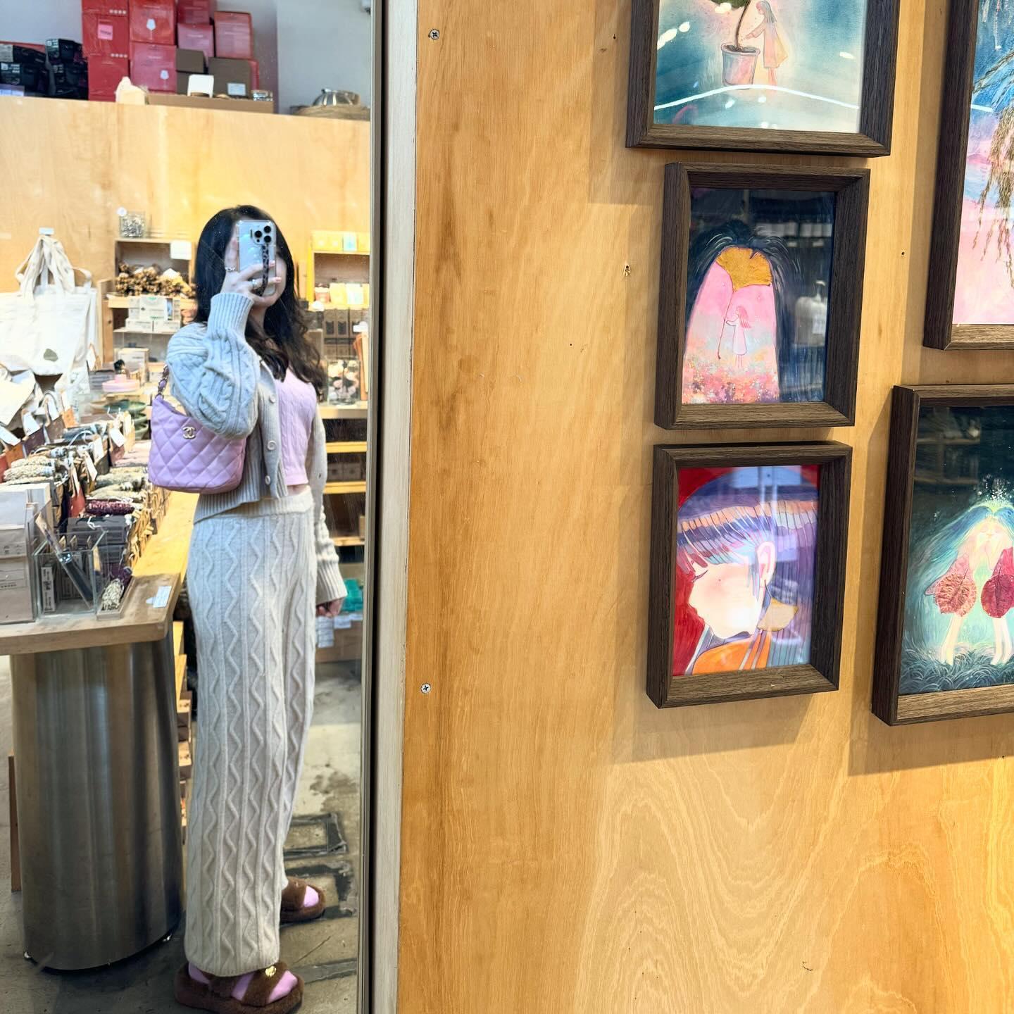 컬러삭스와 매치하기 딱좋은 피브레노 뚜띠 퍼샌들🤎 홍콩에서 하루종일 걸어다녔는데도 편해서 더좋아...✨
⠀
⠀
⠀
#gift #fibreno #피브레노 #꿀벌데일리룩 #패션 #패션코디 #패션그램 #데일리패션 #패션계정 #패션계정맞팔 #패션블로거 #데일리코디 #데일리룩 #ootd