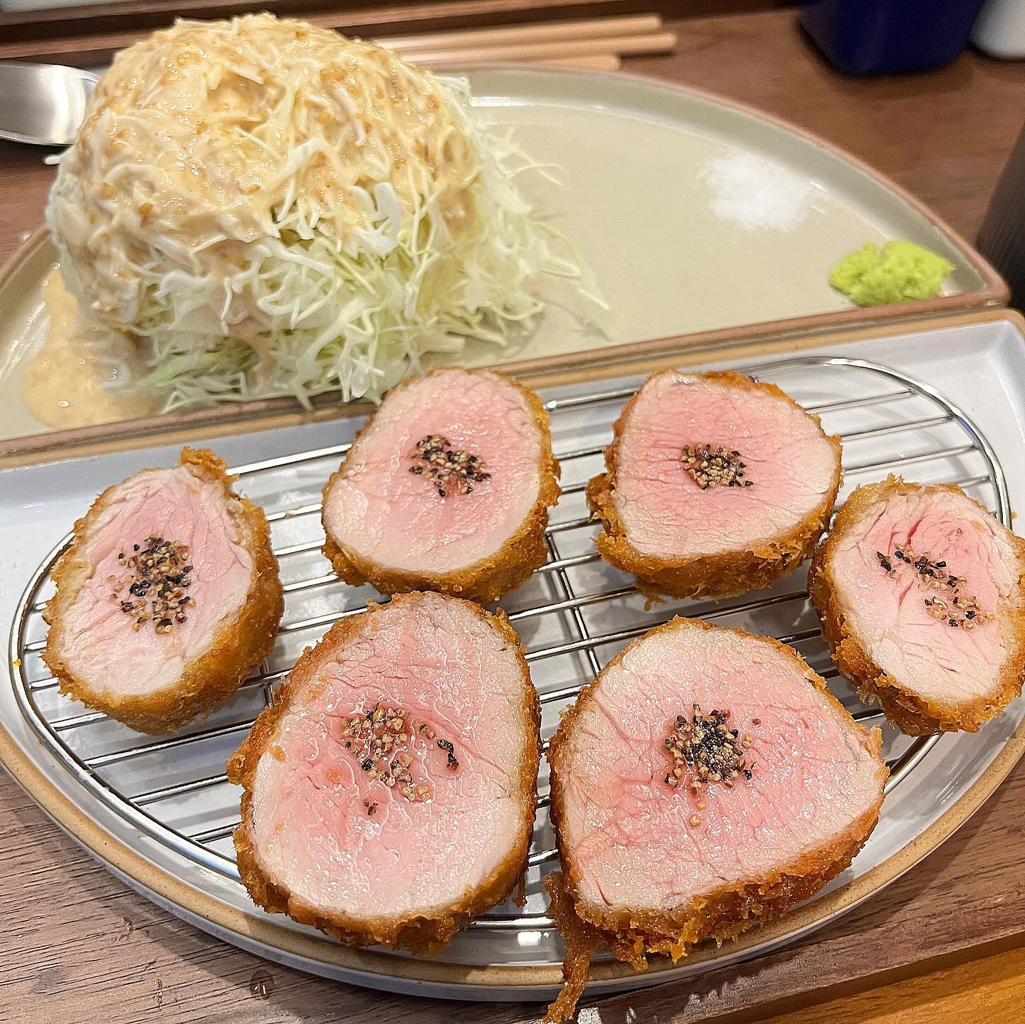 🍴#예삐푸드 #예삐맛집 😋
.
.
.
📍경기 부천시 신흥로 178 상가 3동 1층 108호
⏰11:00 - 21:00
📖히레카츠(안심) 15,000 / 로스카츠(등심) 14,000
.
.
.
잇몸으로 먹어도 될 정도로 부드러운 카츠가 맛있는곳
인생돈카츠를 만났당 ✨
가는길 내내 히레카츠와 로스카츠 고민했는데
난 히레카츠가 더 맛있었다. 
파삭한 튀김옷 안에 육즙 가득한 히레카츠.......... 고기가 이렇게 부드럽고
쫀득할수가 있구나🤔........ 한입 한입 감탄하며 음미하며 머겄당...
김치시즈닝하고도 조합이 아주 조쿤ㅋㅋㅋㅋ
숙성하고 염지하고 엄청난 정성이 들어가는 카츠오도의 모든메뉴...
하루 10개 한정인 메뉴도 10인에 들어 꼭 먹어봐야지 🫡
.
.
.
.
#카츠오도 #카츠오도메뉴 #카츠오도부천점 #신중동맛집 #신중동돈카츠맛집 #부천돈카츠 #부천카츠오도