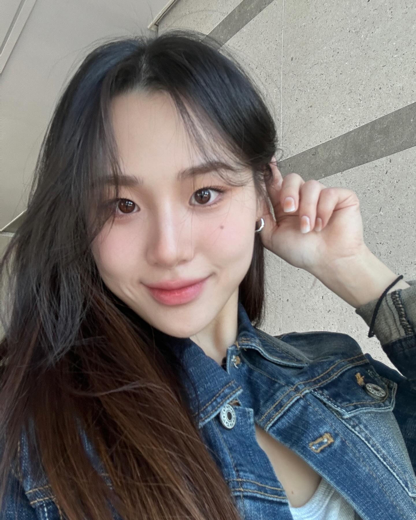 #협찬 edgeu_official 

오늘의 포인트는 바로 네일💅🧡

2024년 올해의 색은 뭐다? 바로 ’피치퍼즈‘ 컬러❕
피치퍼즈 컬러로 구성된 엣지유 젤네일 스티커 소개할게요🙋🏻‍♀️

엣지유 샵젤은 반경화젤로 샵에서 받은 것 같이 퀄리티 높은 셀프 젤네일을 연출할 수 있어서 평소에도 자주 애용하는데요!

붙이고 굽기만 하면 끝-! 얼마나 간편하게요〰️
올해의 컬러로 #ootd 완성해보세요🧡

_
#피치퍼즈 #피치퍼즈네일 #엣지유 #젤네일스티커 #네일스티커 #젤네일 #네일아트 #셀프네일
