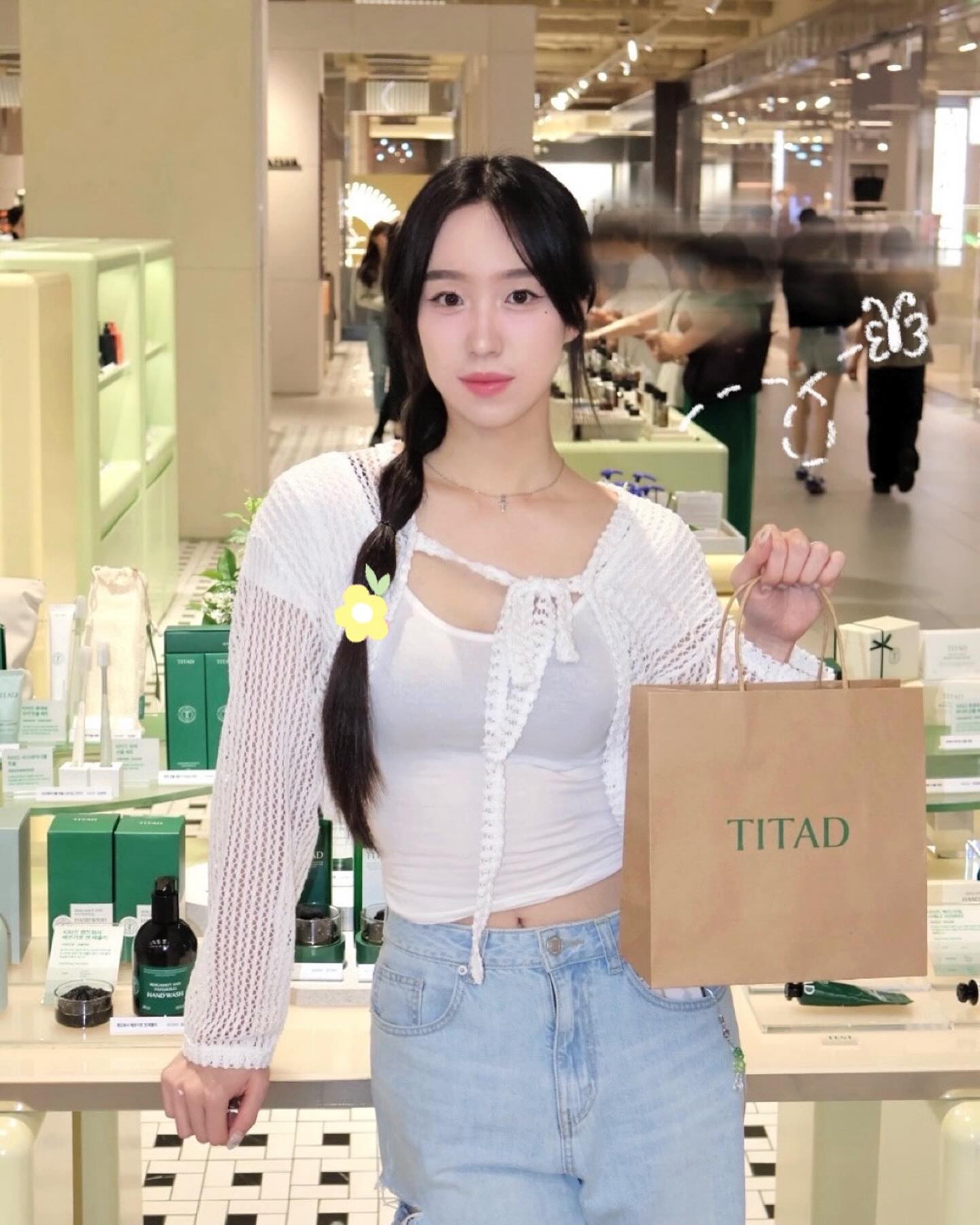 베르가못 좋아하는 사람 손!! 
저는 이 향기로운 베르가못 향에 이끌려 코를 박고 시향하다 왔어여..
베르가못의 싱그럽고 포근한 향이 스트레스를 확 날려주는 느낌이랄까~

제 원픽은 베르가못 샴푸였습니다.. 진짜 너무 좋더라고요
티타드 샴푸는 두피케어 제품으로 탈모 예방 효과까지 있어오!
그리고 대박인건 샴푸 구매 시 트린트먼트 증정!!
이거 왜 안사.. 무조건 사야해 

티타드의 제품을 예쁜 공간에서 체험해 볼 수 있다니 진짜 넘 힐링되더라고요!

팝업 이벤트 참여시 티타드 제품을 선물로 받아 갈 수 있으니 꼭 참여해 보세용!

더현대 서울 B2F 비클린 매장 팝업존
9/5(목) - 9/11(수)

추석 선물로도 넘 좋을거 같다뉸~

#티타드 #TITAD #현대백화점 #비클린 #beclean #더현대서울 #더현대팝업 #베르가못 #추석선물 #추석선물세트
