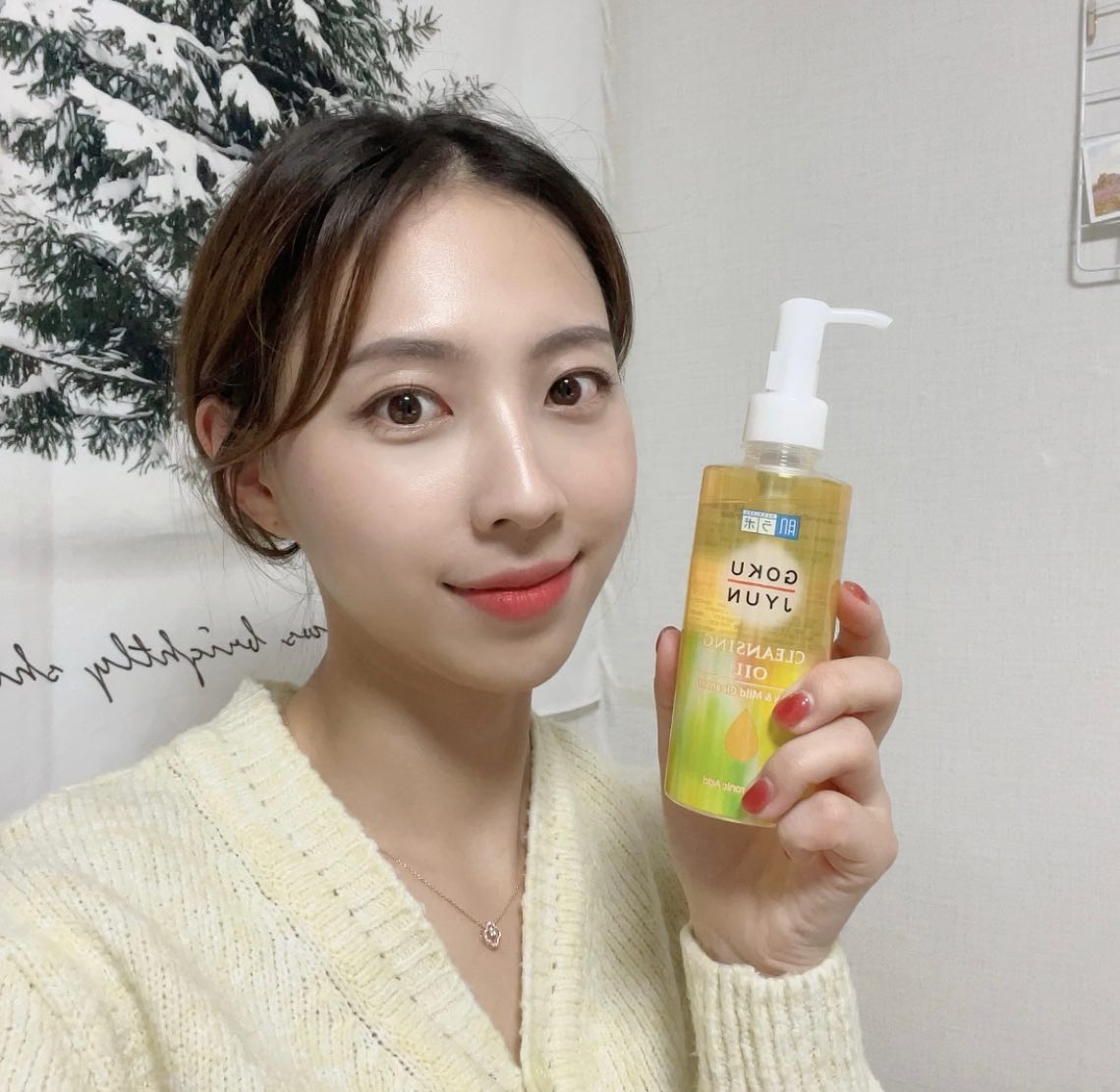 #협찬 #하다라보
세안만 했는데 피부가 더 좋아졌다?!
제가 최근에 클렌징 오일을 바꿨는데요. 바로 더블 히알루론산이 함유되어 더 촉촉하게 나온 #하다라보클렌징오일 이예요!
.
하다라보 클렌징오일에 함유된 올리브 오일과 호호바 오일이 외부 먼지, 피지, 블랙헤드, 화이트헤드를 자극없이 부드럽게 딥클렌징 해준답니다! 빠르게 유화되고, 오일만 사용해도 잔여감이 없더라고요.
.
제가 극건성이다보니 세안을 잘못하면 얼굴 당김이 컸는데요. 하다라보 클렌징오일은 고보습으로 아주 촉촉하게 사용하실 수 있는 제품이에요!
저처럼 건성인 분들이 사용하기 좋지만, 수부지 피부에도 사용하기 좋답니다☺️
.
요즘 진하게 화장할 일이 많아서 오일을 필수적으로 사용하고 있는데요. 세정력이 생각보다 더 좋아서 이중 클렌징을 하지 않아도 다 지워지더라고요!! 덕분에 세안 시간까지 줄었어요❣️
.
여러분도 촉촉한 클렌징을 찾고 계신다면 하다라보 클렌징오일을 사용해보시면 좋겠습니다🙏🏻
.
#하다라보고쿠쥰클렌징오일 #호호바오일클렌징 #모공피지딥클렌징 #저자극클렌징오일 #클렌징오일추천 #클렌징오일사용법 #블랙헤드클렌징오일 #올리브영클렌징오일 #코피지제거 #코블랙헤드제거 #올리브영블랙헤드 #블랙헤드오일 #딥클렌징오일