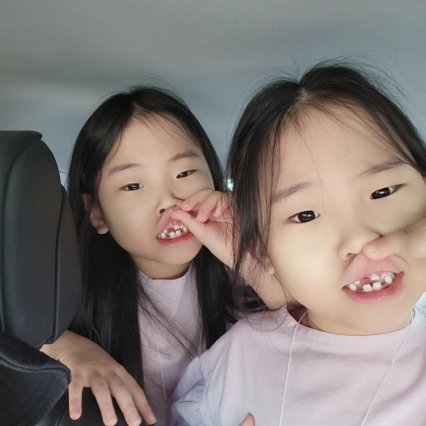 230916

벌써 5번째 유치발치입니다.

불편해하던 첫째는 아랫니를 발치.
우선 검진만 받자고 했다 윗니뽑은 둘째.

결국 똑같이 이빠진 아이들

💗💗