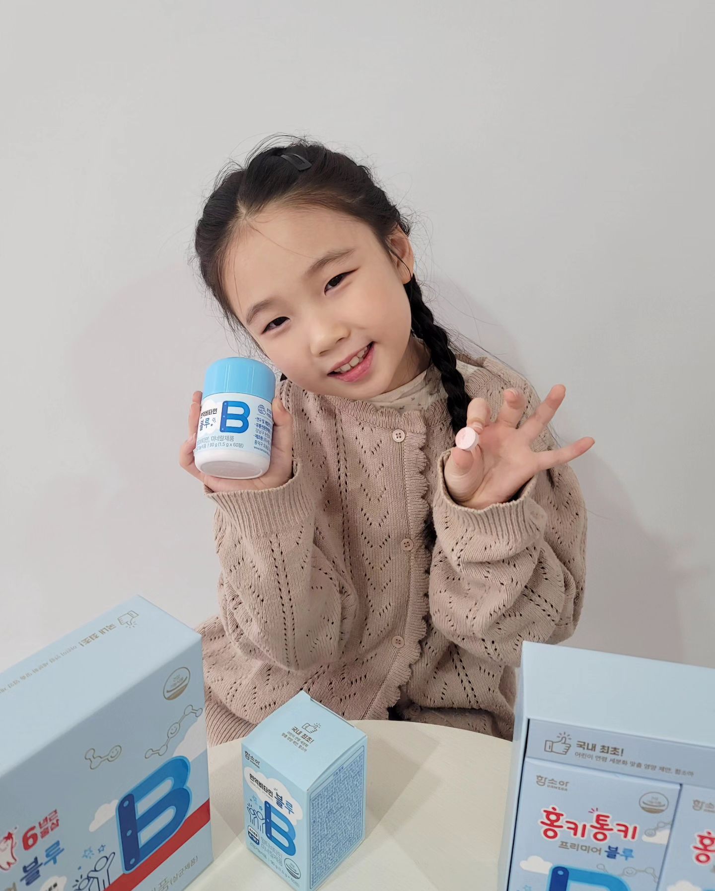 #협찬 #함소아 hamsoapharm 
울 아이들 새학기 적응 잘하고 있나요? 적응에 필요한건 뭐다? 
바로 체력🥰🥰 그중에 필수는 면역력 높이기😘 
함소아에서 면역력에 좋은 홍키통키와 면역비타민을 보내주셨어요!
.
함소아 제품은 국내최초로 키즈 연령을 생애주기와 라이프스타일에 맞게 세분화하여 아이에게 꼭 맞는 제품을 연구하고 있답니다.
초등 저학년인 은정이는 프리미어 블루로 챙겼어요👍 

◽️ 면역비타민 블루는 17가지 비타민과 미네랄을 한번에 담은 제품으로 가공식품을 많이 먹는 아이의 영양균형까지 맞춰준대요🙊
원숭이모양의 베리맛이라 아이들도 너무 맛나게 먹을 수 있는 제품이랍니다! 초등학교 저학년 활동기를 위해 면역비타민 블루 꼭 챙겨주세요 💙💙💙💙
.
.
.
#함소아블루 #함소아홍키통키 #함소아비민 #함소아면역비타민블루 #아이면역력 #아이영양제 #키즈인플루언서 #키즈모델 #어린이홍삼 #키즈홍삼 #홍키통키 #아이건강식품 #초등학생영양제 #초등학생홍삼 #건강식품