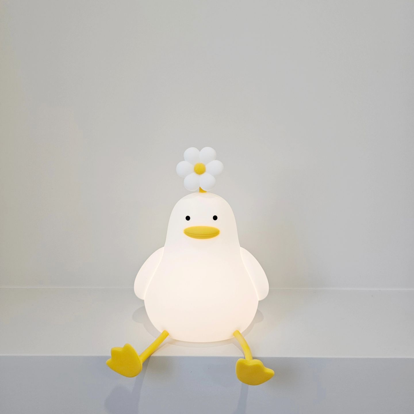 귀여운 오리🐥
⠀
알리에서 구매한 만원짜리 가성비 좋은 오리조명
4단계로 켜지고 말랑말랑 촉감도 좋아요🩶
⠀
⠀