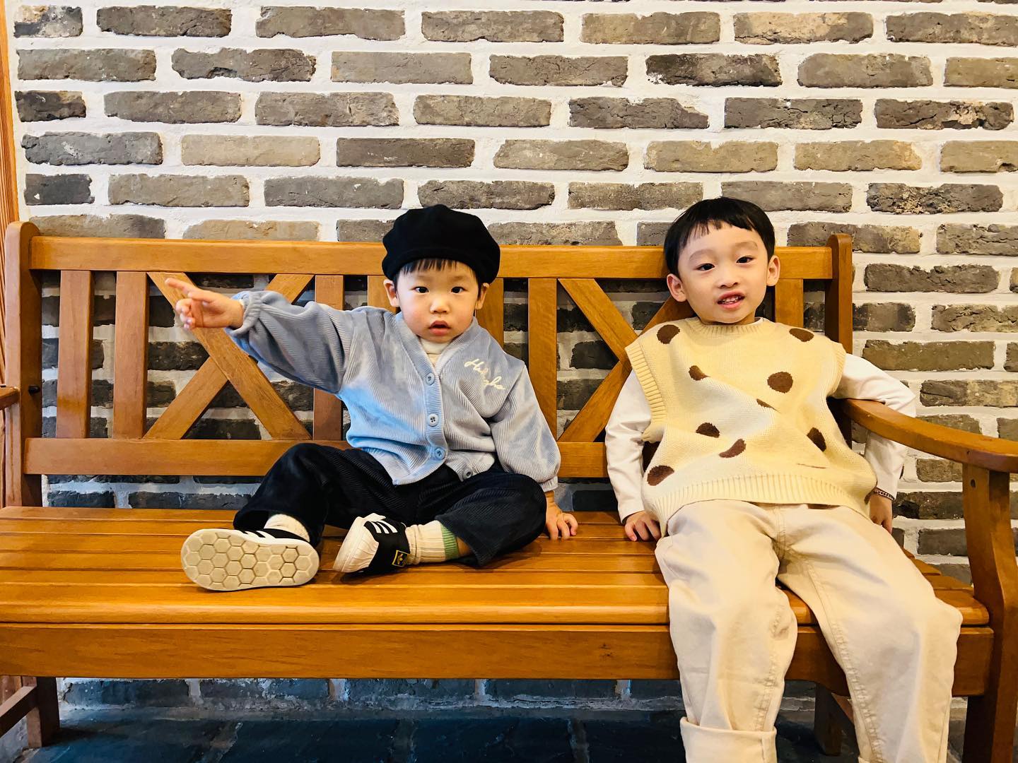 ⠀
귀여운 투샷
2살 아기 5촌 아재와 6살 형아 5촌 조카
첨에는 둘다 서먹서먹하더니 집갈때 다되서 친해지고 뷔페갈때 손까지 잡고가고~ 귀여워 죽겠다 😍😍
⠀
#부산#부산맘#동래맘#아들맘#6살#6살아들
#나이많은조카#5촌사이#어색투샷#귀요미들
#귀요미투샷#육아소통#육아스타그램#일상