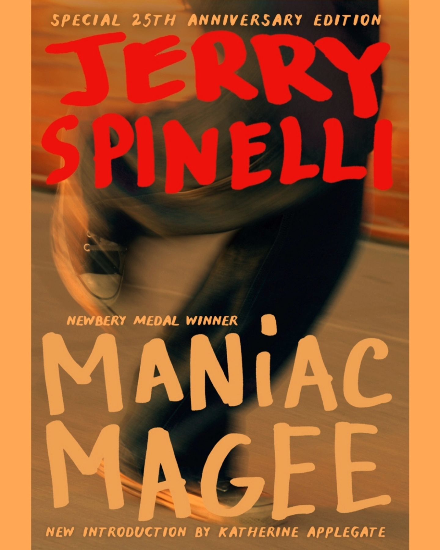 -
#2024_독서_72
#maniacmagee 
#jerryspinelli

-
P45 Maniac loved almost everything about his new life. But everything did not love him back.
-

어린이 문학답게 비현실적인 인물들, 뚝뚝 끊어지는 전개 그리고 지나치게 긍정적으로 흘러가는 스토리 등 조금은 불편하게 느껴질 수 있는 요소들이 있다. 
그럼에도 불구하고 이 책을 읽으면서 편안하기도 하고 나같은 어른들에게도 여러가지 생각할 거리를 던져주어 즐거운 시간을 보냈다. 
인종문제 그리고 각종 차별들. 우리가 여기에서 자유로워지는 때가 올까? 아마도 불가능해보인다. 그래서 우리에게는 이야기 안에서라도 이렇게 완벽한 소년이 필요한지도 모르겠다. 

mme.leny 대장님과 #원서읽기모임 멤버들
함께 읽을 수 있음에 늘 감사해요 ❣️

#독서 #영어원서 #원서읽기 #영어공부 #독서기록