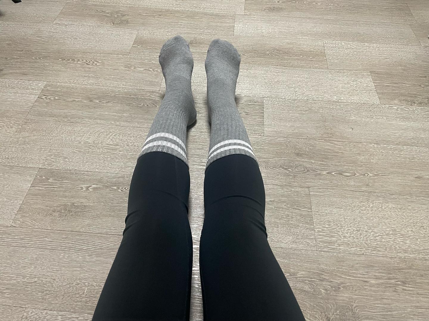 운동할때 니삭스하나만 있으면 차려 입은것같은 기분 포근한 색감에 제대로되는 미끄럼 방지까지👍 계속 운동하고 싶어지는 니삭스에요🫣 #오짐 #니삭스