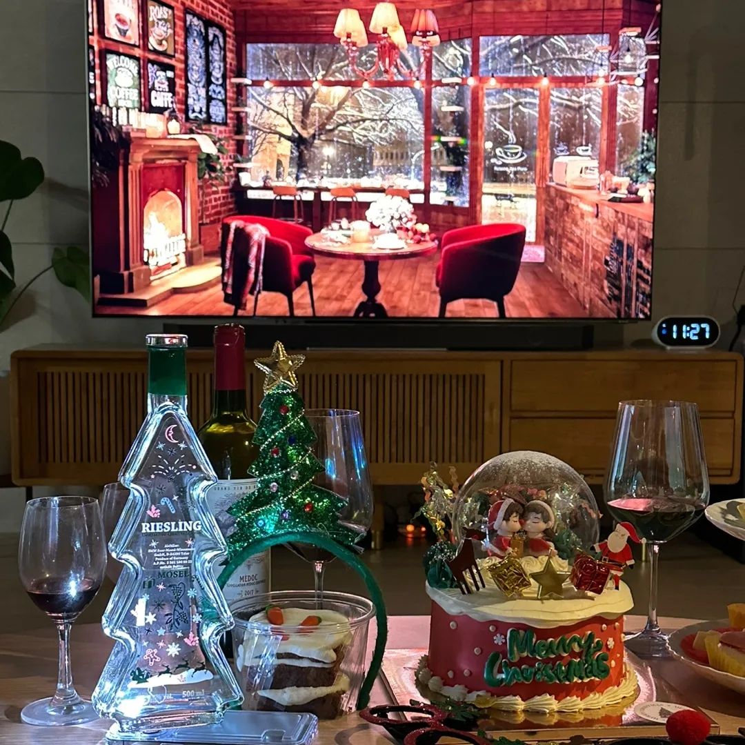 뭘 해도 행복하고 진짜 배부른 12월🎄
모두 햅삐한 크리스마스&연말 되세요❤️

-------------

1~5 :
- 강추위에 퇴근하고 한시간반을 걸려 삼송까지 운전하고 쟈철타고 온 코점쓰
- 집에서 미니 당근 케이크를 꾸워온 매리미
- 클스마스 에디션 케이크 주문제작해온 지슈
- 트리모양 화이트와인도 너무 맛있고 예뻤댜🎅
- 새로 추가된 집들이 음식 : 샤브샤브 성공적🤟🏻
- 외풍 가득한 커튼없는집에서 코안빠지고 밤새 잘 자주ㅓ서 고마오ㅋㅋㅋㅋㅋㅋ

6~10
- 오늘의집 별5개 바로 가능한 리미하우스
- 크리스마스 소품들도 너무 이쀼고🎄🎁
- 음식들도 넘 맛있구 붕어빵 만들기도 넘 재밌었댜
- 센스 넘치는 선물과 엔젤들의 대화로 훈훈 세 스푼 더했던한 연말