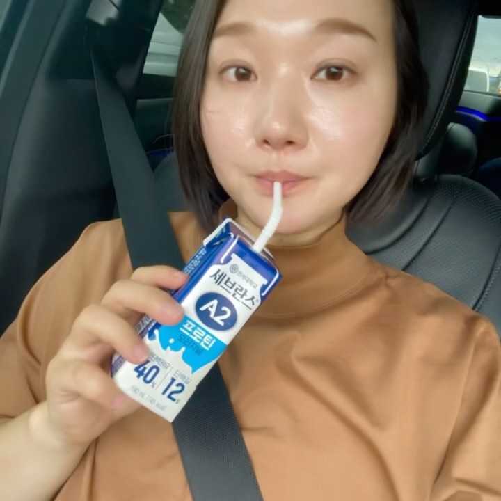 #협찬 yonsei_dairy 

연세유업 신제품 세브란스 A2 프로틴 음료🩵

너무 맛있는 단백질 음료인데
깔끔하고 담백한 단백질 음료라서 간식으로 먹기 너무 좋음😍🩵

단백질 고유의 향?도 느껴지지 않고
정말 꼬숩고 거부감없는 목넘김이라 같이 일하는 동료들도 맛있다고 난리난리ㅎㅎ😆😆😛😛😋

📌동식물성 7:3 비율
한팩에 12g 9가지 필수아미노산 함유(달걀 약 2개 단백질 함량)

📌비타민&미네랄 15종
고칼슘, 고아연 기준을 충족한 온가족 영양 프로틴 음료

📌구매처 : 연세유업 네이버 직영스토어
https://brand.naver.com/yonseidairy/products/10463328741

#연세우유 #세브란스A2 #연세A2 #연세유업 #연세대학교 #단백질 #A2프로틴 #단백질음료 #세브란스A2프로틴 #서장훈프로틴 #프로틴추천 #프로틴음료 #오운완 #서장훈