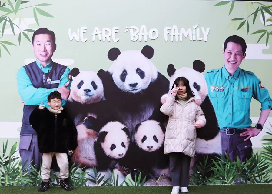 #투혀니네👨‍👩‍👧‍👦 

오랜만에 토요일도 출근안한다고 해서
큰 맘 먹고 아이들을 위해서 에버랜드로 고고 🎠
푸바오가 중국으로 가기전에 보고싶다는 아이들 말에 
다리도 아프지만 흔쾌히 수락하신 신랑뉨 -
진짜 여기와는 차원이 다른 추위에서 고생한 투혀니지만
잘견뎌주고 따라와줘서 첫 에버랜드 잘 다녀옴 !!!
뛰지 못하는 아빠대신 말이 백팩이지 군장메고 조금이라도 앞줄에 서고 몇개라도 더 보려고 이리 뛰고 저리 뛰고 
이렇게 열심히 움직여본적 처음 🤪

푸바오 냠냠하는 모습 보고 싶었는데 피곤한지 자고 있는 모습만 보고 돌아서야해서 아쉬웠지만 러바오는 그래도 깨어있어서 그나마 덜 아쉬웠네 ~

생각보다 힘들었지만 
생각보다 재밌었고
생각보다 정신없었더 첫 에버랜드 방문 나름 성공적😃

#주말나들이 #에버랜드 #판다월드 #낸내하는 #푸바오 #깨어있는 #러바오 #너무짧은 #관람시간 #줄서는것에비해 #넘아쉽다리 #담에또가쟈