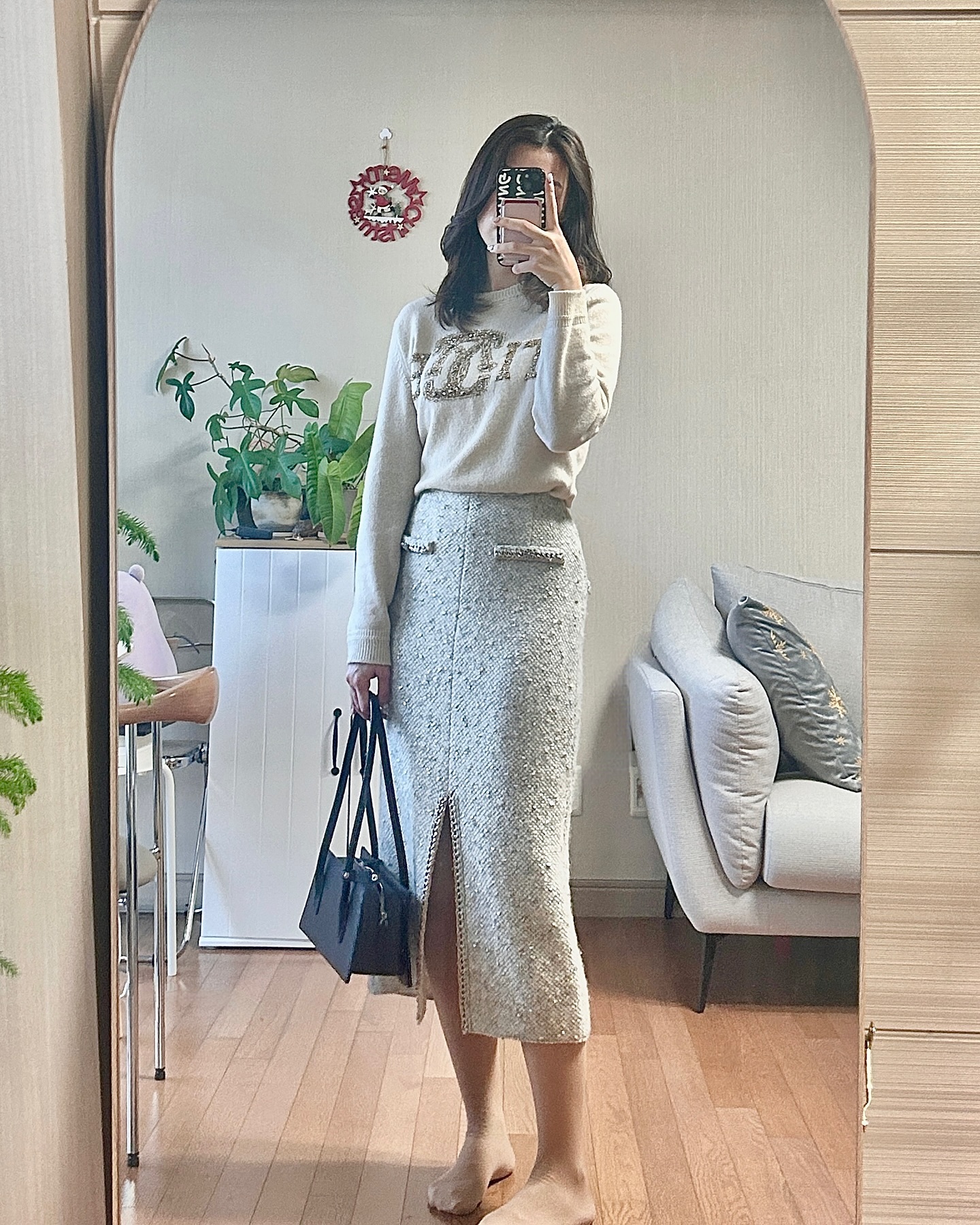 #glamjh_ootd #뗘니룩 
따숩한 롱스커트 코디👀✨
안에는 이쁘게 아우터는 바로 롱패딩행...저만인가여
요즘 인태기 극강이라 🥲🥲
눈팅은 열심히하고 하트는 열씨미 누르는중..💕
오늘 또 간만에 열심히 답방하러갈께요오🎀

Top : time___official 
Skirt : time___official 
Bag : folnua_official 🎁