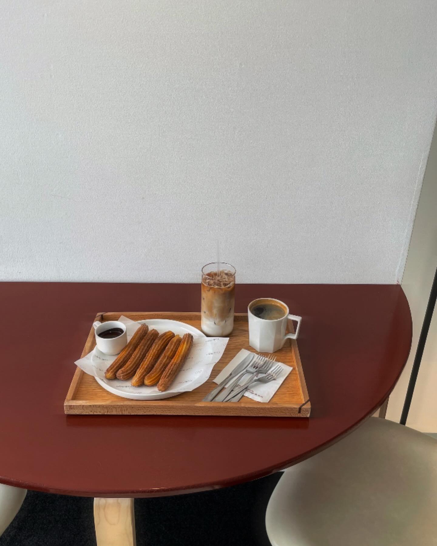 이 집 츄러스 진짜 잘하네👏🏻👏🏻
너무 맛있었던 츄러스!
로린이의 찐미간이 인정하는 집!
맛있으면 먹는 속도 장난 아니라 무서워요🥹ㅋㅋㅋ
카페 근처 공원이 있어 산책도 하고 
커피도 마실 수 있어 좋았던 공간이에요!
.
.
.
.
.
카페 소요
•경기 광주시 순암로 236-18 
•주중 11:00-22:00 주말 10:00-22:00
•주차 가능 O
•펫프랜들리, 케어키즈존 
 귀여운 강아지들도 볼 수 있어 좋았어요🤍