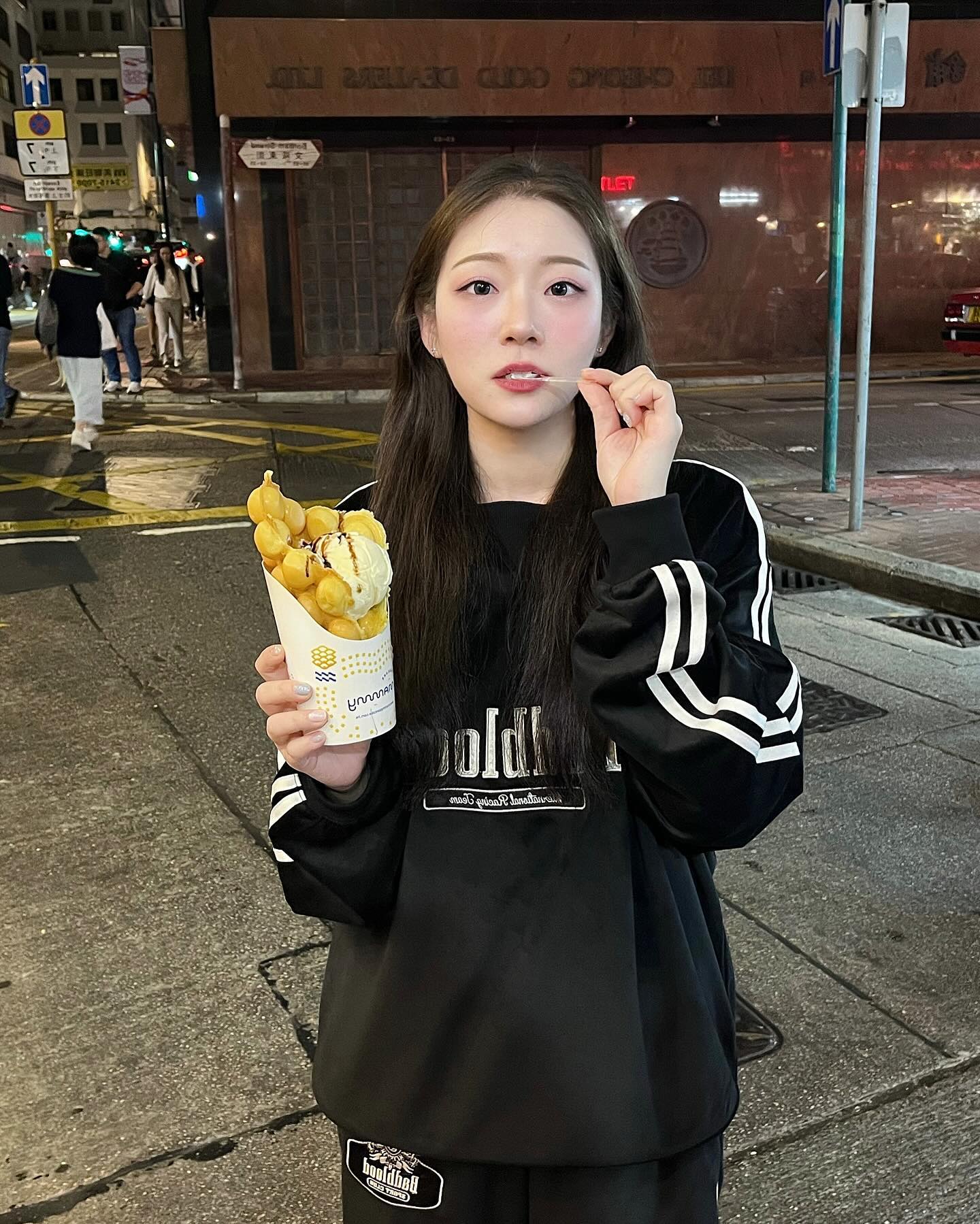 🇭🇰홍콩여행🇭🇰

홍콩갔는데 홍콩와플을 안 먹는다는 건 말이 안되잖아요~?!🤩
마지막날에 숙소 근처에 홍콩와플가게가 있길래 오리지널에 바닐라 아이스크림 한스쿱 추가해서 먹어봤는데,,!!! 진짜 홍콩에서 먹은 것 중에 제일 맛있었어요ㅋㅋ🤤
그래서 한국와서 찾아봤는데 엄청 유명한 가게더라구요!!🫢
2016년부터 꾸준히 #미쉐린가이드 의 사랑을 받고 있는 홍콩 곳곳에 체인점이 있는 가게였어요!!
진짜 쫀득고소..!!!👍🏻 진짜 홍콩여행 계획하시는 분들 꼭 먹어주세요!!
.
.

Mammy Pancake
📍 G/F, 32 Bonham Strand, Sheung Wan, Hong Kong
🕛월-토 12:00~21:00
  일 12:00~20:00
•옥토퍼스카드 사용🅾️