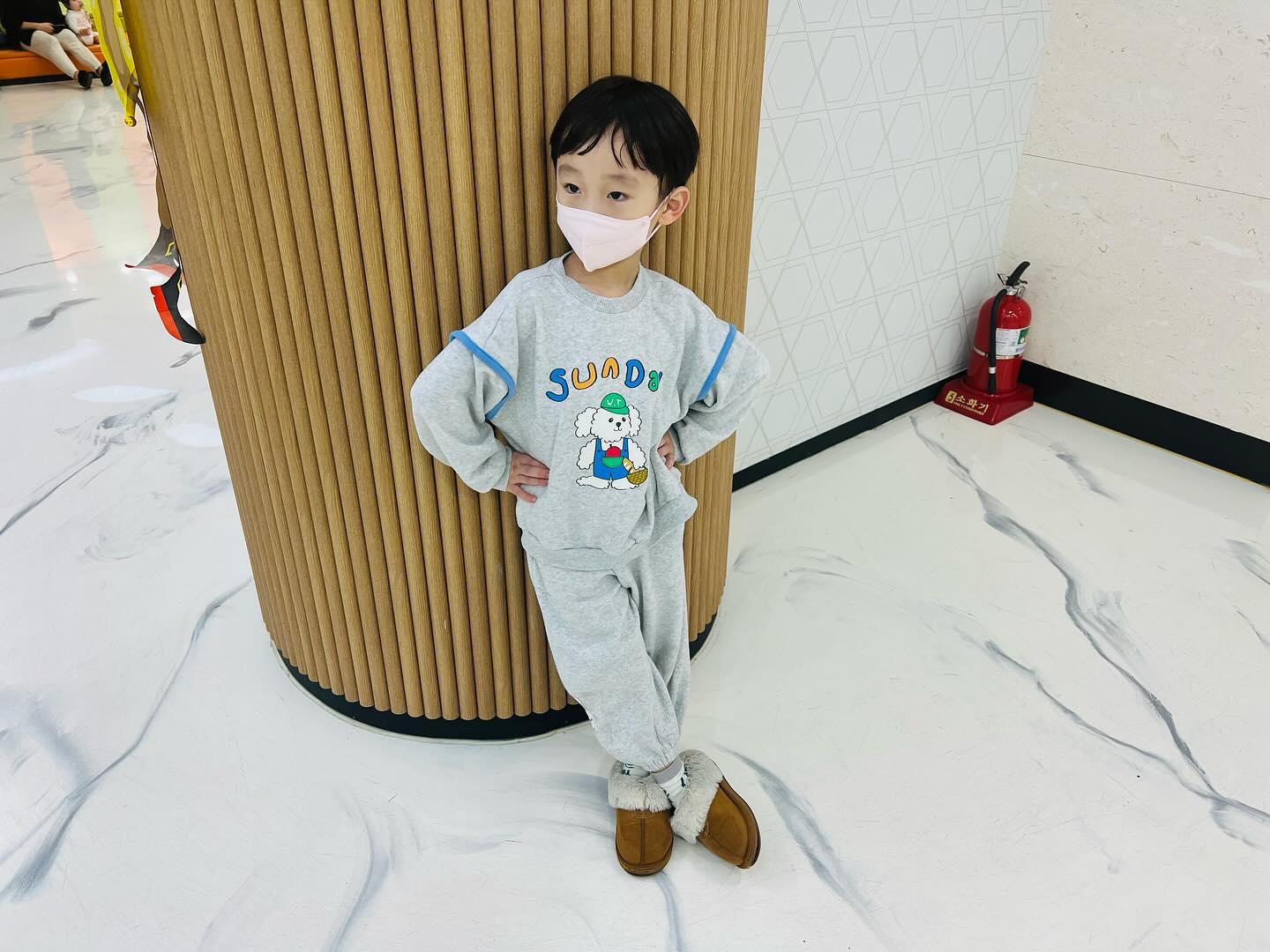 ⠀
3주 넘게 감기약에 항생제를 2주를 먹었는데도 밤에 자다가 1시간 넘게 계속 되는 기침..
기침하다 토하고 힘들다고 울고 나도 울고싶고 😭
12월 한달 내내 잠을 제대로 잔적이 없고 결국 나도 아프고..
안되겠다 싶어 코랑 폐 사진 찍었더니 축농증 너무 심하고 폐에 가래가 너무 껴서 뿌옇게 보일정도 😱
자기 순서 기다리면서 포즈 취하고 기다리는데 어딜봐서 아픈아인가요.. 힘이 넘쳐요 🤣🤣
⠀
#부산#부산맘#동래맘#아들맘#6살#한달째감기#축농증#소아과대기#드디어예약성공#엄마는피곤#아들은멀쩡하네#육아일기#육아소통#육아스타그램