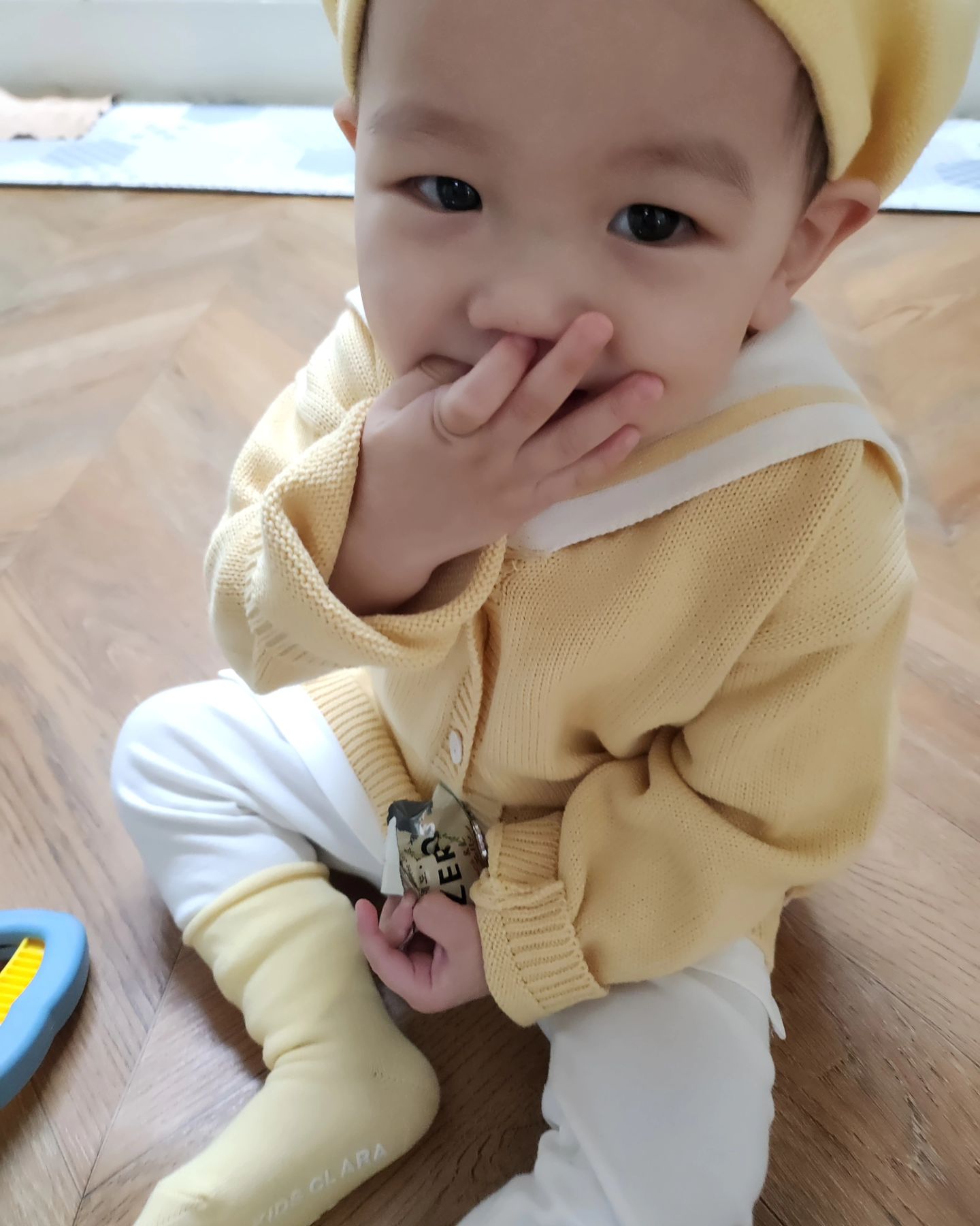 𖤐👶D+561ෆ

입학사진 찍는다고해서 노란병아리 컨셉 세라등원룩 입고 아침부터 기분좋아서 등원 준비하고 시간보내다간 별이는 방긋방긋 웃으며 등원해서 오전 간식 호박죽을 먹고 하루를 시작하였는데 입학사진을 찍었는데 친구들과 함께 앉아 사진을 찍어보기도 하고 혼자서 독사진도 찰칵! 예쁜 풍선꽃다발을 들고 찰칵! 풍선 꽃다발이 별이보다 더 커서 살짝 놀라긴했지만 만져보고 이리저리 살펴보며 신기해하기도 했고 모자쓴 모습도, 안쓴 모습도, 신기해하는 모습도 너무 귀여웠다고 이후 교실에 돌아와 소꼽놀이도 하고 들리는 노래에 북도 두드리며 즐겁게 놀고 코감기로 평소보다 덜먹고 컨디션이 안좋아보였다고 하원후 지켜봐달라셨는데 걱정과 다르게 집에 하원해서 잘먹고 잘 놀아줘서 자기전에 약먹고 신나게 놀다 꿀잠😴 뭘해도 사랑인
우리 막둥이 엄마의 비타민이 되어줘서 고마워 내새꾸😍

#사랑해한별아❤ #우리집보물💕