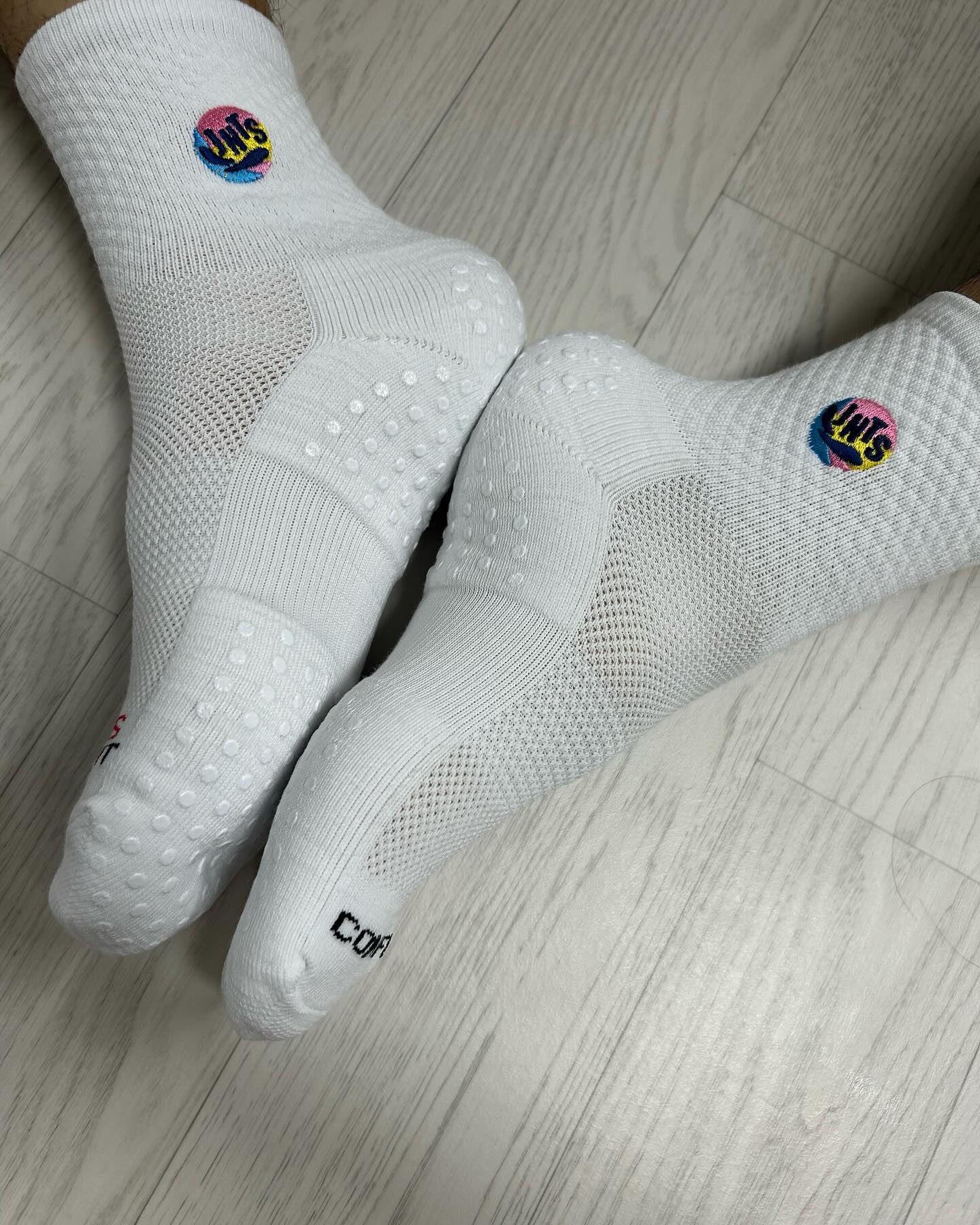#광고 🧦 준타스 논슬립 삭스 에센셜 JNTS
juntas_official ⚽️

⚽️🧦출시!! 

가벼운 조깅부터 운동할때 활동적일때 딱!
착용감이나 미끄럼방지, 통기성 무엇보다 신을 때부터 
느껴지는 쫀쫀함이 사진에서도 보이네요🥹
사이즈도 나눠있어서 발이 작은 편인 남친에게도 S사이즈로
쫀쫀함을 나눠 느낄 수 있어서 쎈스출시최고*

*에센셜 쿠셔닝 시스템
쿠션을 체중이 실리는 앞꿈치와 뒷꿈치에만 배치한
쿠션의 장점을 활용한 편안한 착용감

*논슬립 패드 배열
신발안에서의 슬립을 방지
복숭아뼈 뒤쪽에 적용된 패드는 
힐컵 들림을 방지

*원형 논슬립 패드
양말의 신축성과 논슬립을 함께 구현하여
일반 양말과 유사한 착용감, 가벼움

*뛰어난 통기성
발 아치와 발등에는 쿠션이 얇게 적용되어
운동중 예민한 감각을 살리고 공기의 순환에 도움

(한 번만 신어도 난리였던 양말이 벗은 뒤에도
상대적으로 뽀송한 이유였..남친 선물 또 성공🫶🏻)

#논슬립양말 #축구양말 #준타스