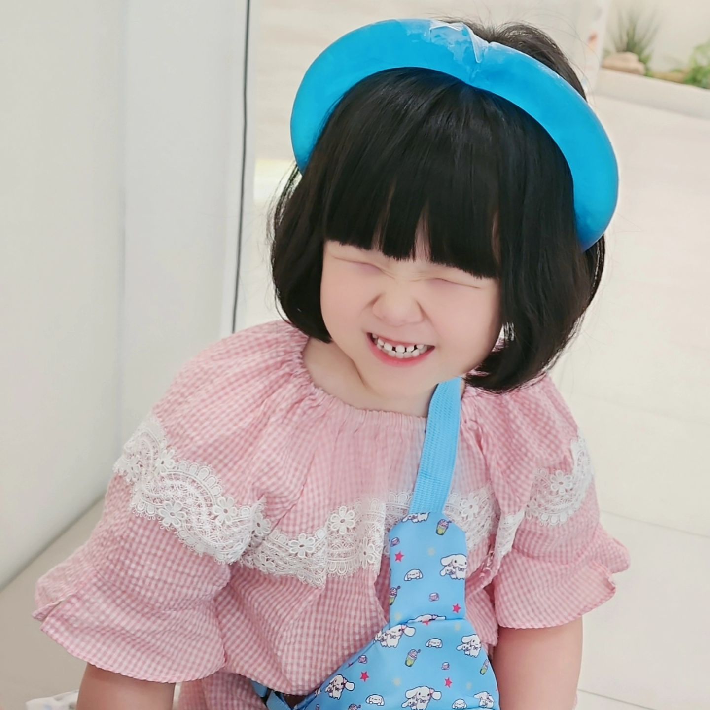 다들 잘 계셨죠?? 보고싶었어요!! 정말 너무너무 오랜만에 올리는 하나의 근황🥰

하나는 여름방학 동안 머리 단발+펌
해보았는데 잘 어울리나용?☺️

그리고 제가 이제 본격적인 다이어트를
정말 레알로 시작해서..
(다이어트의 시작 이유는 정말 본인이 충격을 먹어야 가능한건가봐요?🤔)

매일먹던 술도 ㅋㅋㅋㅋㅋㅋ
잠시 이별을 해 둔 상태예요😉

여짓껏 정말 무기력함, 인태기와서 인스타 놓고
인친들 피드만 염탐하고
디엠이나 설렁~~설렁 보내며 놀다가

다들 하나 궁금해 하시길래
방금 찍어 올려봅니다🤣
그녀는 치과 진료보러 오늘얼집 땡땡이🤪
#웃음가스대기중

제 컨디션은 정말이지 극복하고 있고
좋아지고 있으니
제가 조금 더 부지런해져 볼께요👀👊

앗, 하나머리에 있는건 머리띠가 아닌
냉쿨러 목에다가 거는거🙃
#여름필수템
#여름일상그램
#7세여아맘