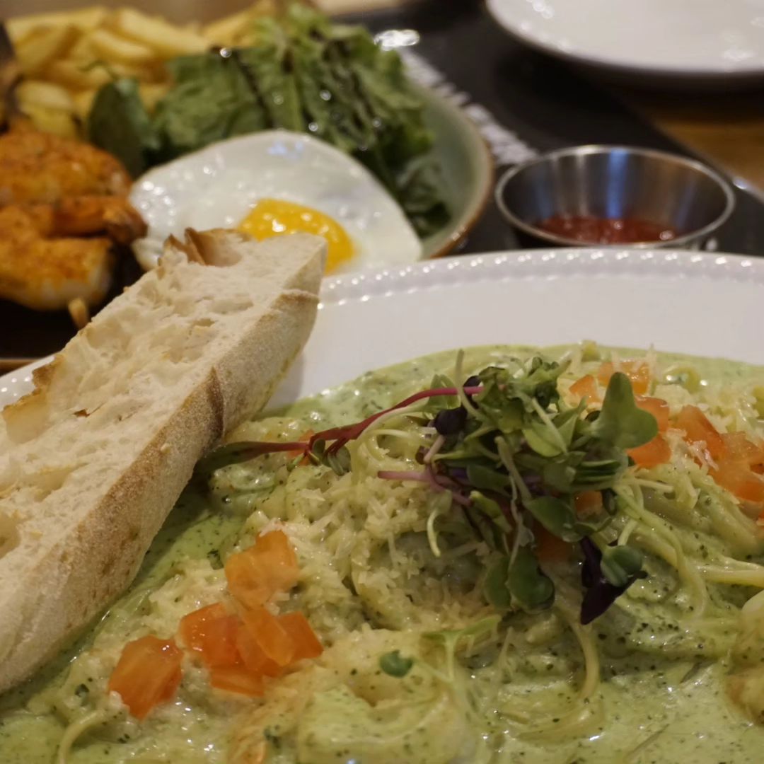 아픈데 폭식을 한 데이🤤

우리 민이도 너무 맛있는지
아파서 거의 못먹었는데
어글리스토브 AK기흥점가서 입터지고 온 데이

바질파스타 워낙 좋아라하는데
꾸덕함과 넉넉한 소스에 한번 더 감동
스테이크는 미디움과 미디움웰로 구워져나와
미디움은 다 내꺼여서 더 행복🤣

가족모임하기에도 
가성비 좋고
맛도 좋고
분위기까지 좋고

행복한 울 두 남자와 데뚜해서 참말로 행복해뜨아🤍