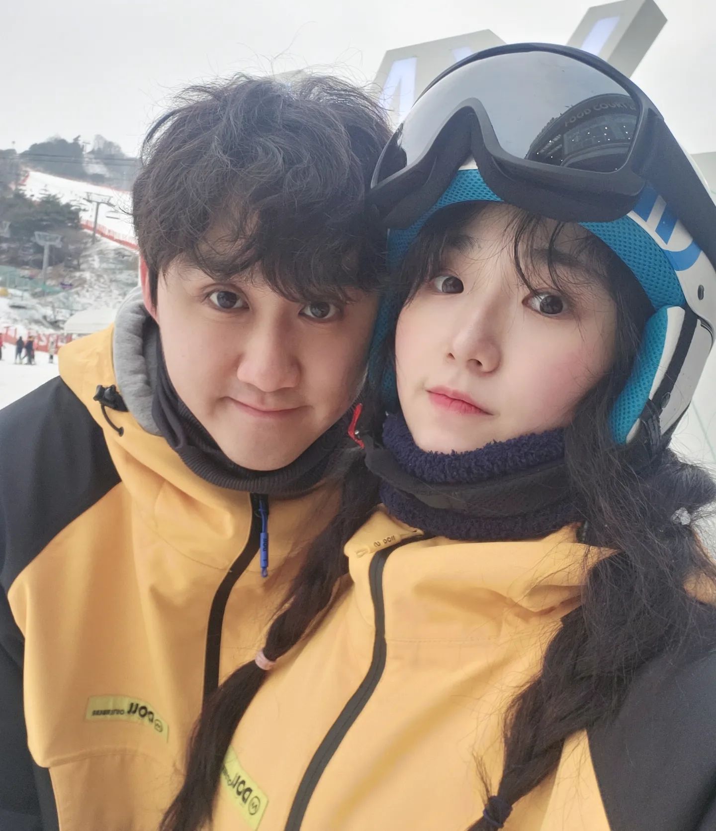 비발디파크 스키장데이트 Success 🫡

커리큘럼까지 짜와서 나에게 첫 스노우보드 타는법을 열시미 알려준 
호랑이션섕님 뜽히에게 감샤를 표합니다🙇‍♀️ 
이 온도 습도 날씨 분위기.... 아쥬아쥬 재밌고 만족스럽구 힘들고 배부른 데이트여써요 또 가고시퍼요🐧🏂🏻 

( 🐧: 자기야 다음은 아이스링크 어때? )

ㆍ
ㆍ
ㆍ
ㆍ
ㆍ
ㆍ

#비발디파크스키장
#스키장데이트💕 #스노우보드 #커플보드복 #홍천비발디파크 #커플스타그램💑 #럽스타그램 #강습데이트 #초집중모드 #일상스타그램 #데일리 #셀스타그램 #호랑이선생님🐯 #체력싸움 #근육통은감수 #보드패션 #눈밭에서셀카 #폴라로이드갬성📸 #커플데이트추천