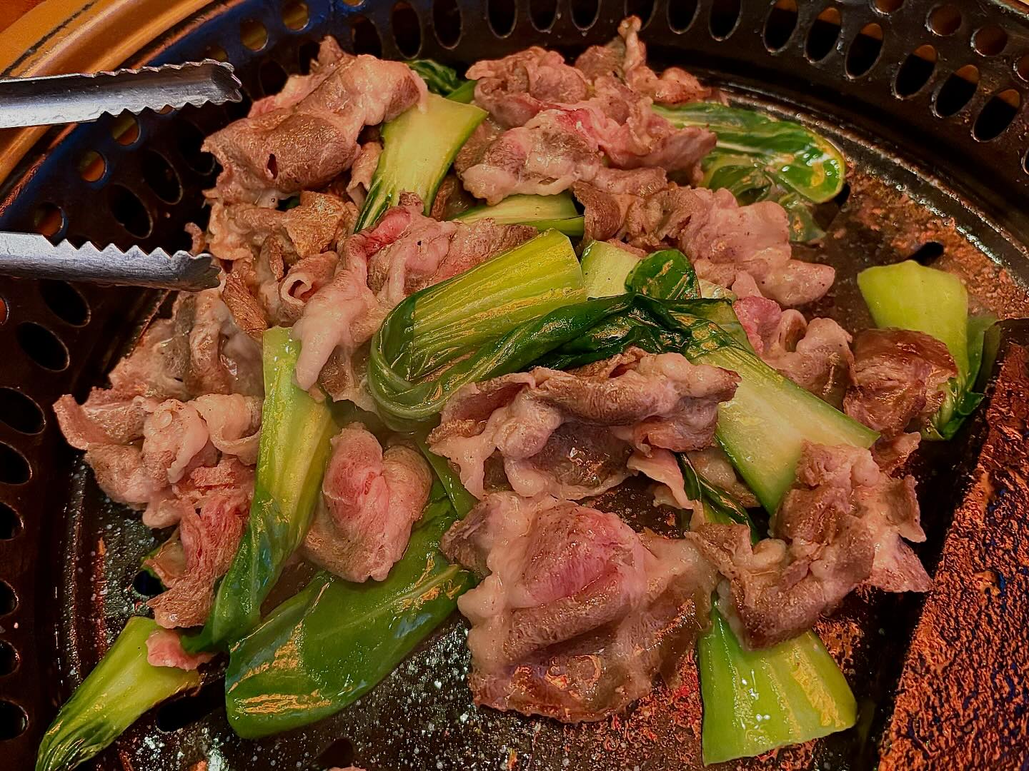 ‘돼지래스토랑 셋째’
목차돌과 고급 돼지고기 래스토랑

여자친구와 오랜만에 방문한 돼지래스토랑 셋째
맛은 항상 보장되어 있는 곳!

주문은 이곳의 시그니쳐인 목차돌과
삼겹살 그리고 갈비살 각각 1인분으로 주문

주문시 하트 모양 그릇에 담겨 나오는 
멜젓, 소금, 와사비 쌈장 소스에
짜사이 백김치 생마늘 쌈무 그리고 파채

🍳 오직 돼지래스토랑만에서만 맛볼 수 있는 돼지차돌로 하루 30인분 한정메뉴 목차돌은 청경채와 함께 볶아주시는데 특제 양념과 고추가 들어간 소스에 듬뿍 적셔먹으면 정말 특미
🍳 최고등급의 제주돼지 삼겹살 돼지래스토랑만의 특별한 멜젓과 함께 제공되는데 흰쌀밥과 와사비와 함께먹어도 정말 끝내준다
🍳 오직 이베리코 흑돼지에서만 맛볼 수 있는 꼬들한 식감이 매력인 부위 갈비살 육즙 팡팡이라 소금에 살짝 찍어먹으면 극락 같이 볶아주시는 마늘도 일품

가격대가 저렴하지는 않지만
고급스러운 분위기에 고기도 모두 구워주시고
배기 시스템 또한 특수해 불판에서 냄새가 올라오지 않는다🤩
그리고 다양한 와인 또한 판매하고 있다

테이블 간격 또한 넓어 
오붓하게 대화하며 데이트하기에도
친구들과 모임을 하기에도 
직장동료들과 회식하기에도 너무 좋은 곳🥰

#CherryEatPick

마곡나루의 고깃집을 정말 다 가본 결과 개인적인 마곡나루 고깃집 맛집은
상생삼겹살(미나리삼겹살), 돼지레스토랑셋째(목차돌), 태문네(갈매기살)
태문네는 서비스에 문제가 크게있으니 참고하세용

<메뉴>
목차돌 300g : ₩ 32,000
제주삼겹 150g : ₩ 17,000
갈비살 150g : ₩ 15,000

<장소>
서울 강서구 마곡서로 152 두산더랜드타워 B동 301~303호 돼지래스토랑 셋째

#돼지래스토랑샛째 #돼지래스토랑 #마곡나루회식 #마곡나루삼겹살 #마곡나루데이트 #마곡나루 #마곡나루맛집 #마곡맛집 #마곡술집 #마곡나루술집 #마곡나루역맛집 #마곡나루역술집 #강서맛집 #강서구맛집 #서울식물원맛집 #김포공항맛집