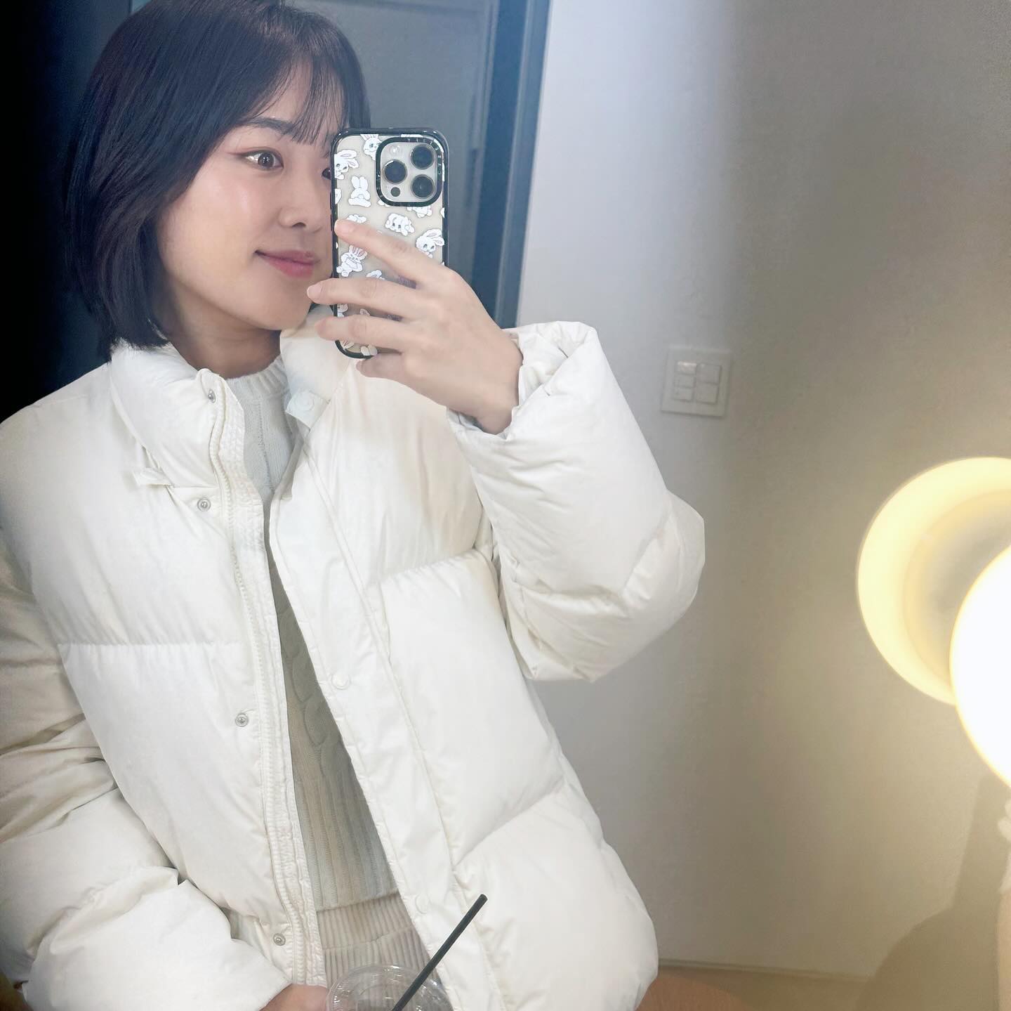 요즘 건조해서 화장하기 넘 힘들져

쿠션 바꾸자마자 오늘 피부표현 뭘로 한거냐고

질문 많이 받았던 #티르티르 #레드쿠션

잡티 왜 이렇게 없냐는 말도 들었는데

없는거 아니고 커버 아주 잘한거져😎

 

처음 발랐을 때 엄청 촉촉하고 광나는 거 장난아님

경량 파우더가 마무리 딱 잡아주면서

유분도 잡아줘서 지속력도 짱짱했습니다👏

번떡 거리는 광 아니고 은은한 광이라서 더 이뻤던🫶

 

일본 갔을때도 여기저기 보여서 어깨뽕 들어가고

뿌듯했던 글로벌한 마스크 핏 레드쿠션

 

벌써 누적판매수 1,180만개 달성한 티르티르 쿠션 라인이

무신사에도 입점되었다는 거!!

무신사 입점 기념으로 전 품목 30% 할인도

들어갔으니 다들 티르티르도 무신사랑해❤️

 

#티르티르 #TIRTIR #무신사랑해 #무신사입점 #티르티르쿠션 #레드쿠션 #무결점커버쿠션 #쿠션추천 #제품협찬