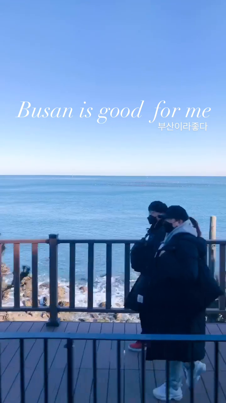 #협찬 #busanisgoodforme 

맞아요! 저 지금 부산향수병 걸렸어요! 

좋은 기회로 부산 소재 기업에 스카웃되어 
약 2년간의 부산라이프를 즐겼는데오. 

일, 문화, 바다, 사람들에 푹- 빠져서 
디시 서울오기가 내키지 않았었고,
기회가 된다면 다시 가고 싶어요 🤍

매일 일출을 만끽하던 오션뷰 오피스텔, 
집앞에 펼쳐지는 바다 그리고 요트, 워터스포츠
부산에서 만끽했던 다채로운  음식들까지….

헹복한 추억을 되새기며, 
부산 도시브랜드 릴스 이벤트 동참 🤍

여러분은 부산에 어떤 추억이 있으신가요? 

#부산도시브랜드 #부산광역시 #부산 #부산이라좋다 #busanisgood