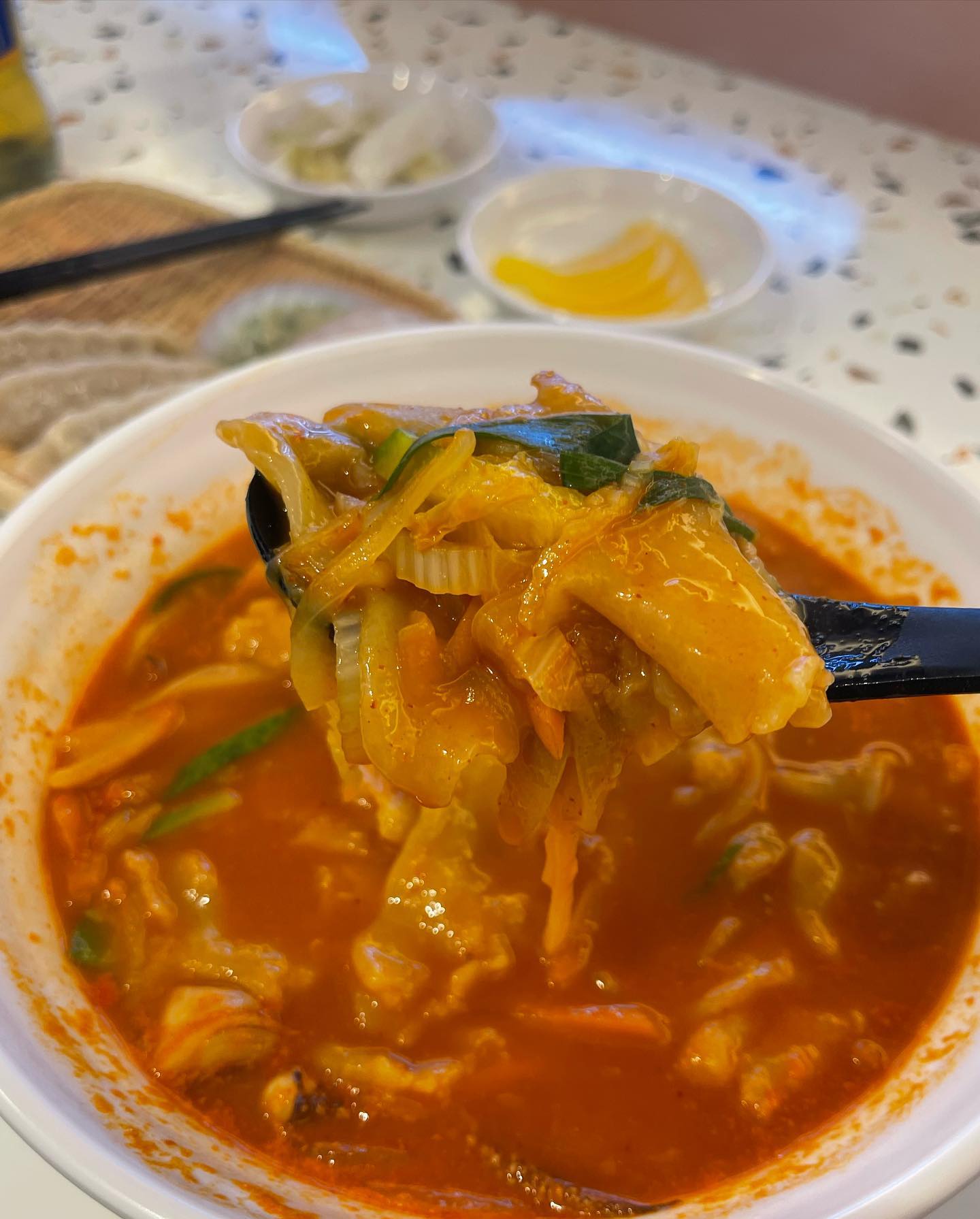 #인천수제비맛집 #구월동신상맛집 #신수제비 

지인들에게 맛있다 입소문으로만 들었던 이 곳.

방문해보니 우와.. 여긴 널리 알려져야 할
인천 대박 맛집. 이 얼큰함, 이 맛! 술을 부른다!

메뉴는 수제비, 칼제비! 사이드 만두, 전 구성~

술안주 겸 해장으로 좋은 얼큰한 맛
보양식으로 찾기 좋을 것 같은 황태미역
시원하고 깔끔하게 찾고 싶다면 해물

지인님 몇몇 분들은 재료 소진으로 발길도 돌리고
이미 다녀온 분들은 구월동술집 구월동해장
각으로 달리는 구월동신상맛집~

인친님은 미모의 사장님이 차려주셨다고 하는데
저는 훈남 사장님께서 차려주심 하하하..
얼큰 수제비.. 해장을 생각해본 적 없던 나에게
묵은 술기운을 없애고 새롭게 술달리게 만듦. ㅠㅠ
그리고 이곳 소주가 한 병에 이천웡! 맥주도 할인해줘요!

재료 소진되면 영업시간 내 방문해도 못 먹을 수 있어요.

🌼인천 남동구 구월동 1457 201호 

#인천수제비 #구월동해장 #구월동해장맛집 #매운수제비 
#수제비맛집 #구월동수제비 #구월동점심 #구월동술집 
#구월동맛집추천 #구월로데오술집 #incheoncity