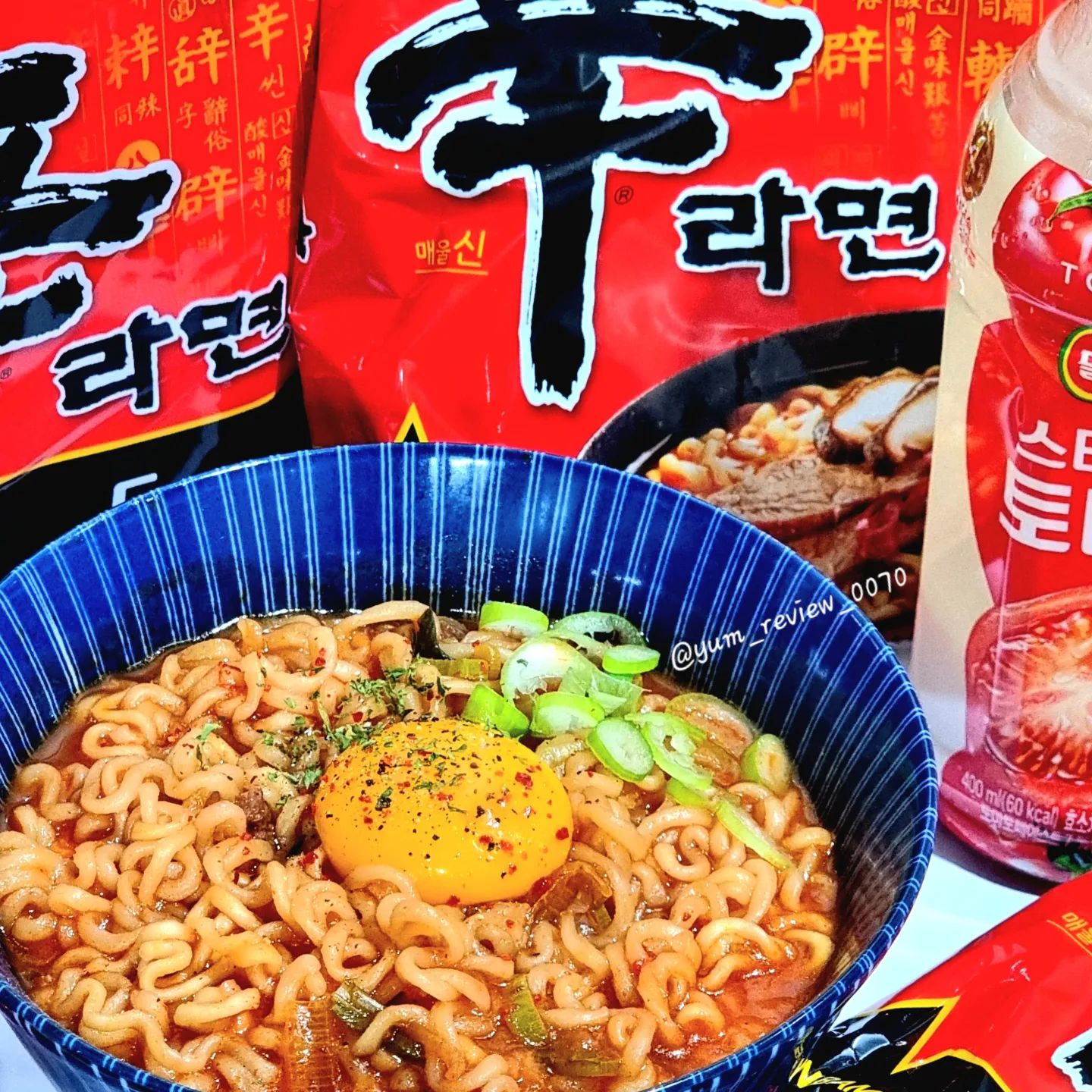 #협찬 #신라면 #토마토신라면

신라면으로 토마토스파게티 만들어 먹었어요!
토마토주스만 추가하면 감칠맛 폭발하는
토마토신라면 완성🍜🍅
특히 얼큰한 신라면을 베이스로 만들어서
더 맛있는거 같다는😆👍 

얼큰하고 깊은 소고기 국물맛의 신라면과
달달한 토마토쥬스 조화가 굿굿🍅🍜
정말 간편하게 토마토스파게티 먹는 느낌💯

🥢토마토신라면레시피🥢
토마토쥬스 300ml,물 250ml를 넣고 끓이기.
끓기 시작하면 면,스프,파,계란  모두 넣고 
4분 30초 조리하기.
완성되면 후루룩~맛있게 먹기.

신라면과 토마토쥬스의 신박하고 풍부해지는 
맛에 깜짝 놀라실걸요.!!
꼬~~옥 토마토신라면레시피로 만들어서 
드셔보세요!반해버립니닷👋

#라면맛집 #농심 #토마토신라면레시피 #휴일메뉴 #먹스타 #먹스타그램 #토마토 #토마토라면 #야식추천 #먹스타맞팔 #라면추천 #koreafood #홈술안주 #집밥 #라면레시피