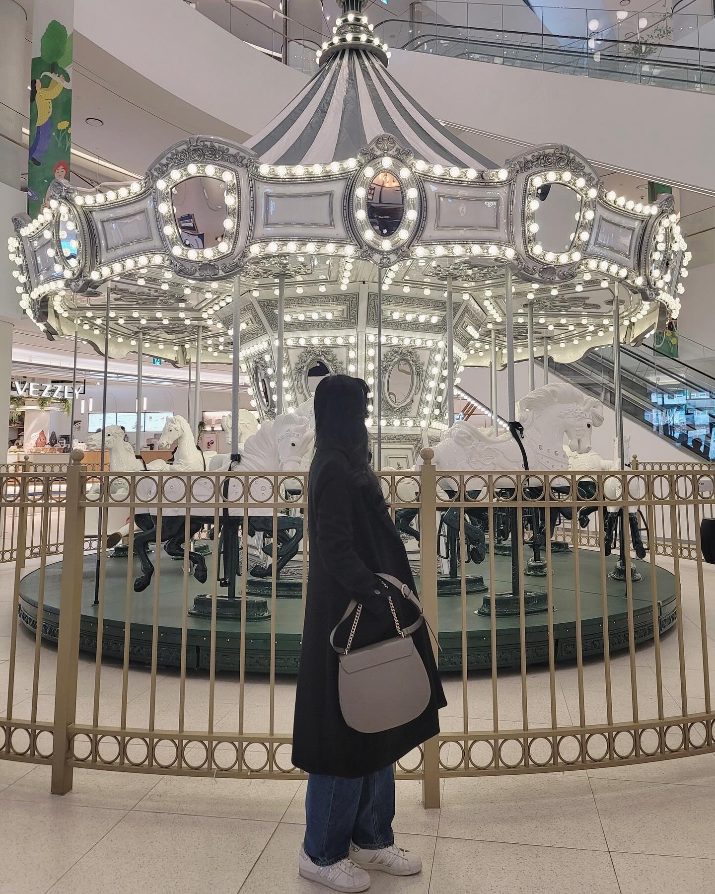 나 현대 아울렛 대전에 다녀왔잖아~✌🏻

꼬맹이들 회전목마타는거 완전 귀욥자나!!😍

hyundaioutlets hyundaioutlets_daejeon