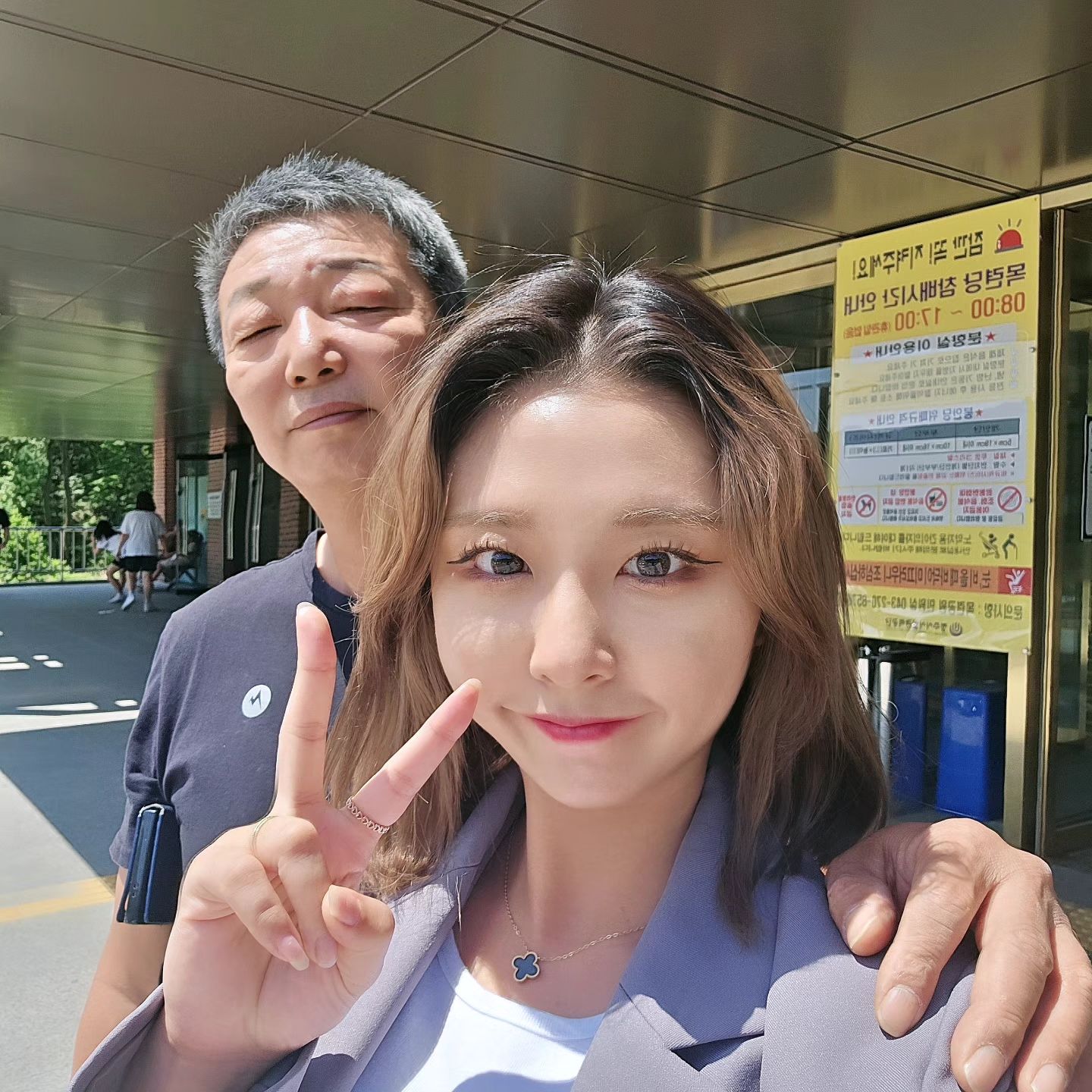 5월도 할머니 뵙고오기 완료🫶 옆에는 우리 아빠❤️
다들 살아계실 때 잘합시다🤣😂😭
#청주#청주목련원#목련원#할머니#부모님#아빠#가족

헿 아빠랑 가는길에 렌즈도 신상으로 바꿔껴버리기‼️
5월 10일에 렌블링 공식몰 오픈 예정이라는데에에~~~
내가 사용한 렌즈는 #퓨어즈루나핑크펄❤️ 펄감 예술잉데 외않사?
#퓨어즈 #퓨어즈루나골드펄 #컬러렌즈추천 #펄렌즈 #펄렌즈추천
#렌블링 #축고정 #렌즈추천 #컬러렌즈