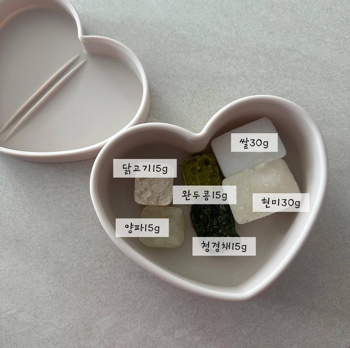 D+218
중기 이유식이라 두 끼 먹이는 중 !
요즘 완밥 퍼레이드라 큐브공장 돌릴 맛난다규 !
고마워 내 딸🤍🤎🤍🤎