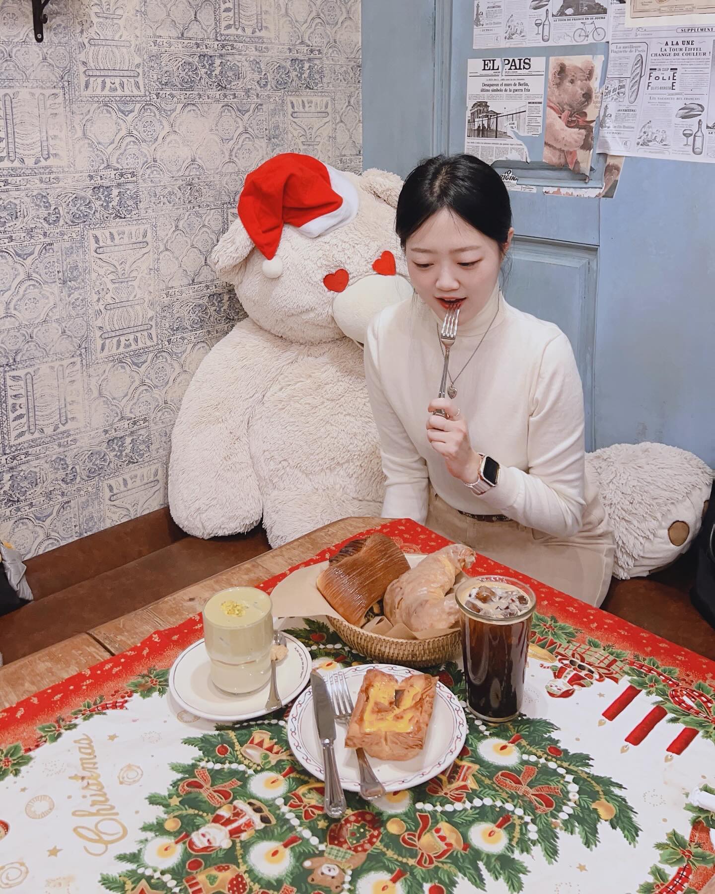 🍷
.
특별한 하루 + 일집일상 = 무탈한 하루들
소소한 행복을 느끼면서 사는 요즘
크리스마스 잔 하나로 특별한 메뉴를 담게 되는 마법
.
#일상소통 #맞팔 #크리스마스 #와인잔DIY