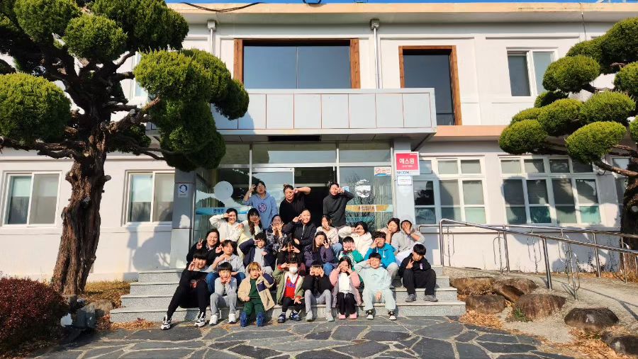 .
#지난피드
#2023년마지막은
#조동아리 와 함께
.
거제에서 만난 최고의 인연들❤️
손들이 어찌나 큰지
뭐든 적당히 못 사고...적당히 못... 만드는 우리들ㅋ
#불고기 재료로 고기만 15키로 사고......
#떡맛두국 재료가
떡4키로+만두7키로라니ㅋㅋㅋㅋㅋㅋㅋㅋㅋㅋ
.
라온이 뱃속에 있을 때부터 알던 인연들인데
이번 합숙엔 그 라온이도...
형아들 곁으로 자러갔다ㅜㅠ
너무 좋아서 엄마는 #새벽5시까지놀았다 ㅋㅋㅋ
매년 이렇게 조금씩....
#우리만의 #노후를준비한다 ㅋㅋ
.
.
#나는 #언제나처럼
#막내인듯 #드러눕고 #징징거리기
#근대 우리.....
#나이들어서도 #이러고놀거같아
#너무조아❤️ 
#사랑해요 #조동아리 😍
