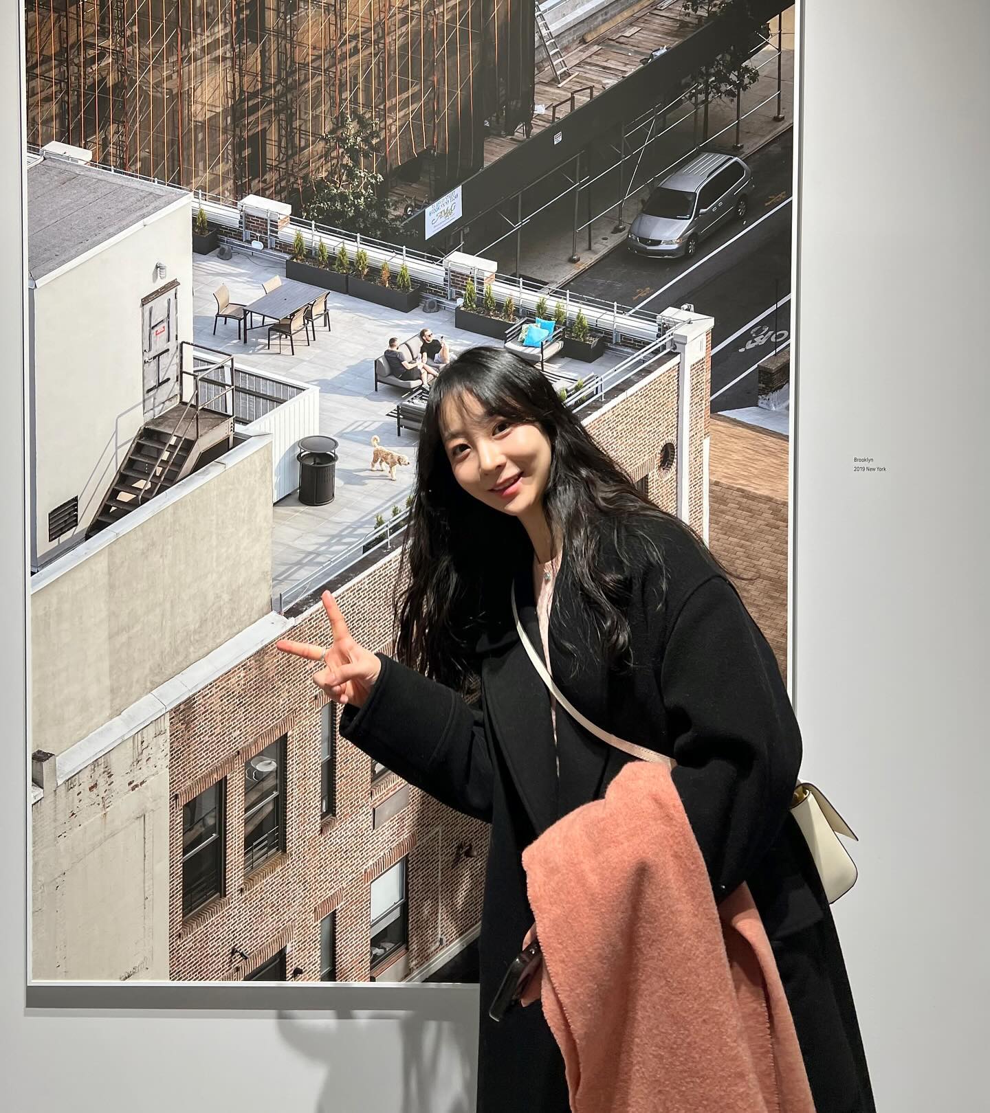 작년부터 가고 싶었는데 결국 막차탄 이경준 작가님 사진전,💗
전시 보고 나오자마다 또 보고싶다는 생각 든 전시 정말 오랜만

다 쓸어오고싶은 마음 뒤로한 채 고르고 골라 모셔온 패브릭 포스터,,,,,,,,,,, 그동안 굿즈샵에서 구매한 굿즈들 중 원탑으로 맘에든다!!!! 다시 봐도 예뻐 끼얏호

📍이경준 사진전 : one step away
그라운드시소 센트럴
~ 2024. 03. 21(일)
화-일 10:00-19:00(입장마감 18:00)
매주 월요일 휴관
입장료 성인(15,000)

#이경준사진전 #그라운드시소센트럴 #서울전시추천