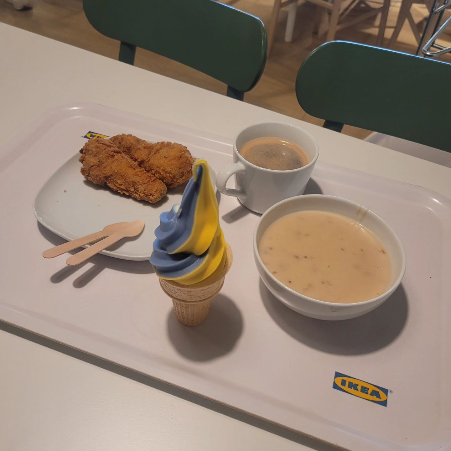 #월요일이던가화요일이던가
#이케아#이케아레스토랑#신상아이스크림
#치킨닭다리#스프#닭맛집

신상 아스크림.. 색부터 요란하니 먹어보겠다 했는데..
실물 영접..
아..주접도 아니고 이나이에 내입맛에 딱 너잖아..ㅋ 샤벳같은..바나나맛 소다?ㅋㅋ

근데 머야머야.
닭다리..최고다..맛나서 결국 인당2개씩..
왜맛나냐..튀겨서 그런맛은 아니고..! 자체가 살도많고 맛나..맛나..먹어서 햄뽁아뽁아..

입이 즐거우니 졸음은 덤으로..옵니다..ㅋ