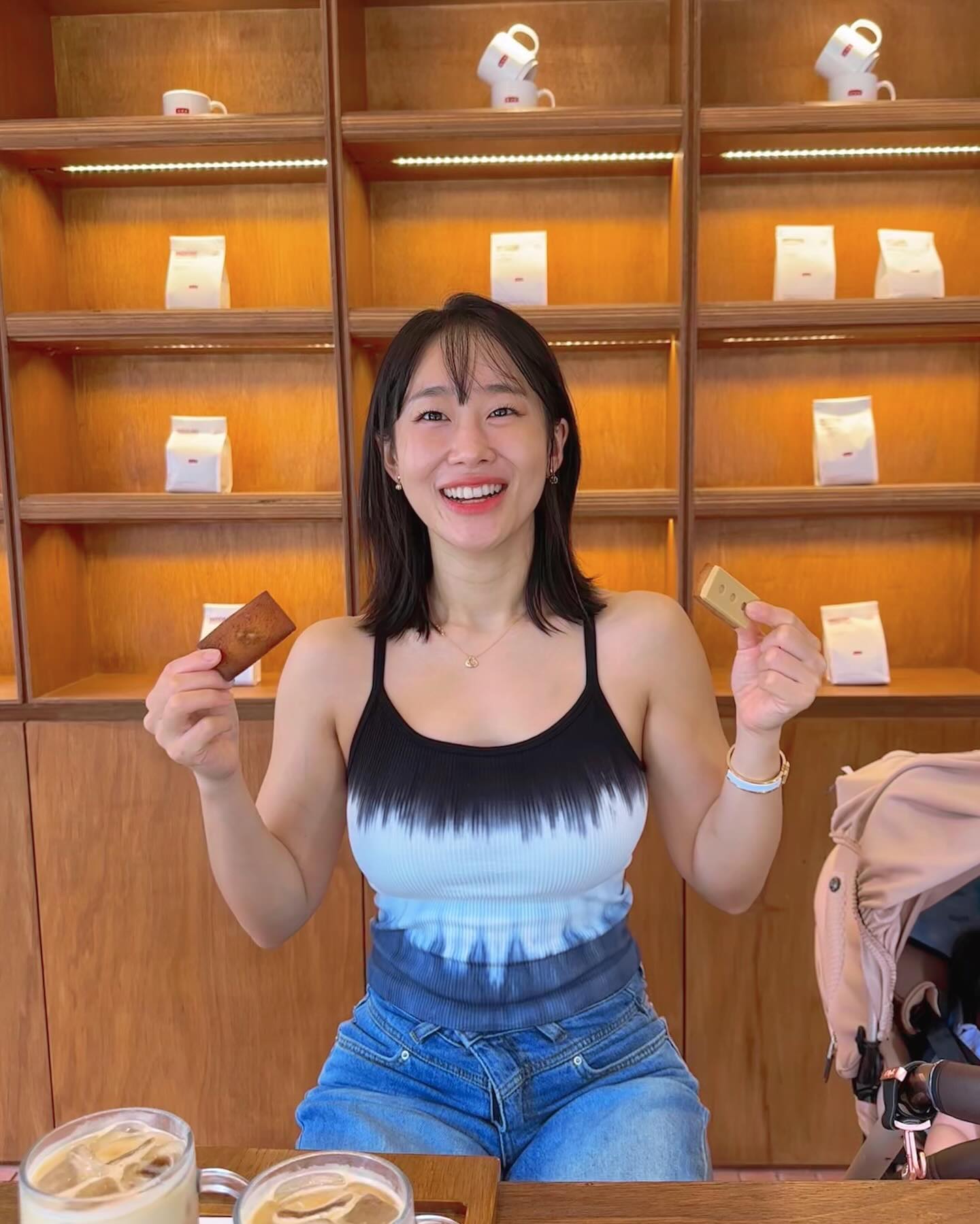 빙구미 메인사진 😊모두 해피추석 보내자고오요 🙇‍♀️♥️

아직 아기가 어려서 시댁 ( 부산 ) 은 가지않기로 한 이번추석!
쏨이네는 그냥 편안한 쉼으로 채울 연휴예요 ㅋㅋㅋ
동네 애기엄마는 부산인데 가기로하셧다는데 ..넘나 대단 ㅠㅡㅠ

💭제일 먼 시댁 어디예효…?? ㅋㅋㅋ 
외국이 시댁이나 친정이면 좋을거같다는 생각해봤는데 어때요..?? ㅋㅋ
이런 연휴에 갈수도잇고 겸겸 가족도보고 숙박도 해결되서 좋을거같은건 
아닌사람의 단순한 부러움이겠죵..? 🤣

연휴 첫 시작은 브릭샌드가서 친정에 드릴 휘낭시에도 좀 사구 
백화점서 쇼핑도하고 마지막 여름 즐기기 !! 
포장부터 넘나 고급진 브릭이 맘에 쏘옥 들고 🧱💕
러스크 죤맛탱이라 팔아달라구 요청했어요ㅋㅋㅋㅋㅋㅋ
역시 믿먹 디져어트 -🧱

-
다들 다이어트는 걱정말구 추석에는 적당히 방어하는걸로 
마음잡으면 즐길수있을거니까!! 
해피하게 먹고 해피하게 운동합시다✨🧱