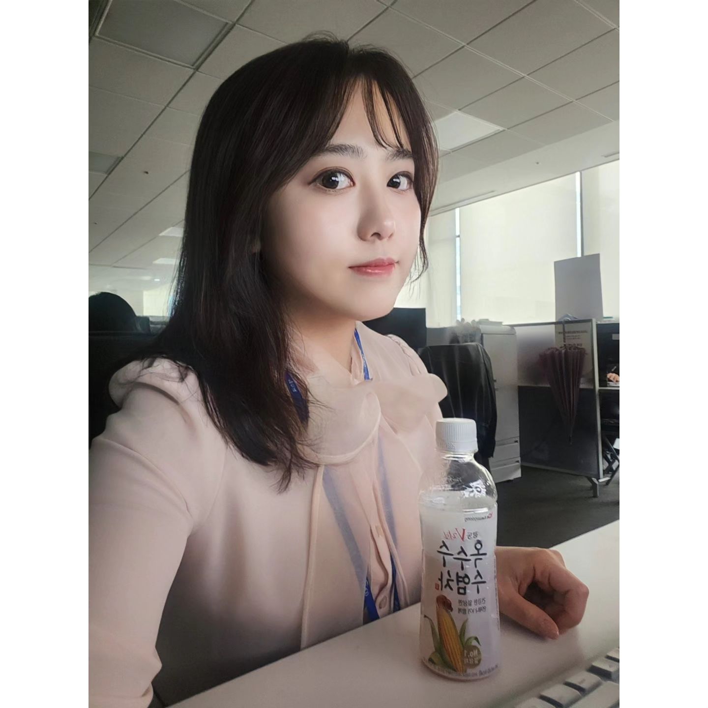 간만에 #근황
#옥수수수염차 원샷중 💖
.
.
.
.
.
.
.
.
.
.
#직딩 #직장인룩 #직장인 #직장인스타그램 #직딩스타그램 #셀카 #셀스타그램 #데일리 #셀피 #팔로우 #셀카 #맞팔 #일상 #좋아요 #좋아요반사 #선팔 #오오티디 #얼스타그램 #선팔하면맞팔 #좋반 #일상스타그램 #데일리룩  #맞팔해요  #럽스타그램  #선팔맞팔 #셀기꾼 #맞팔환영 #셀카그램 #셀피그램