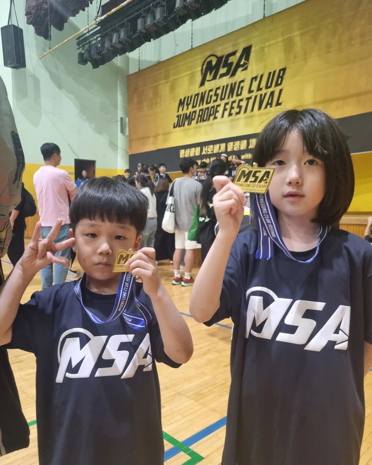 열심히 체력 길러보자고 가볍게 시작한 줄넘기!!
둘다 각자 종목에서 열심히해서 왕중왕전도 나란히 진출했던 기특한 두 아이들!!!
엄마가 동생챙기느라 많이 이름도 못불러주고 응원도 많이 못해줬는데 왕중왕전 가서도 절반 안되게 남을때까지 열심히 뛰었던 우리 딸 너무 기특하고!!
왕중왕전은 둘째치고 울진않을까 걱정했는데 기록도 좋고 왕중왕전에서 의젓하고 바른자세 보여준 우리 아들 너무 대견하다!!
엄마가 너희들을 너무너무 칭찬해👏👏
씩씩하게 잘 해주어서 고마워🙏🏻🙏🏻
너무너무 사랑해💕💕
.
msa_e.m
아이들 씩씩하게 잘 해낼 수 있도록 열심히 지도해주셔서 감사합니다^^
.
.
.
#msa #명성체육관 #명성체육관은명점 #명성페스티벌 #명성줄넘기페스티벌 #줄넘기남매👫