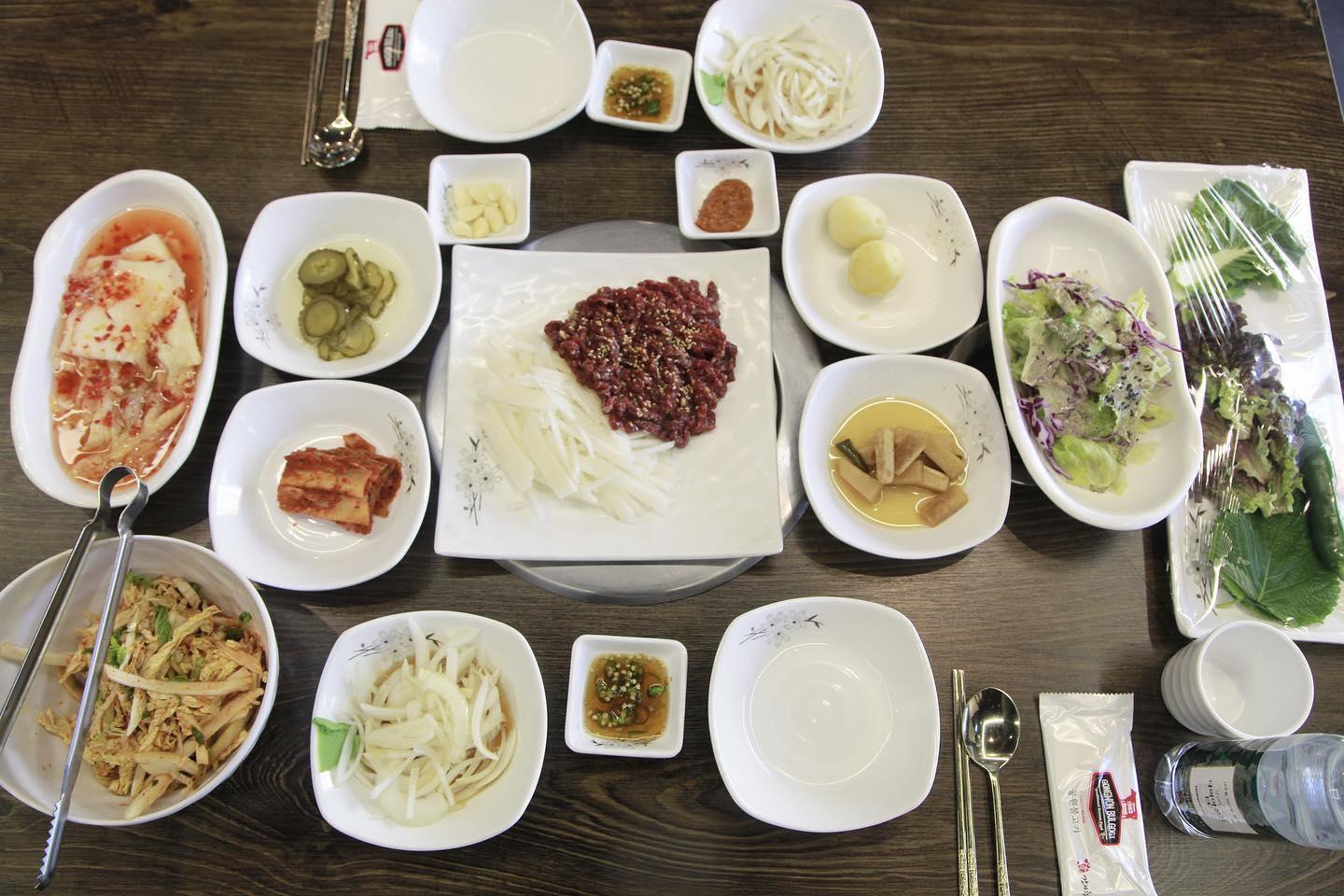 #협찬
울산에 여행간김에 들러본
울산 맛집 공원불고기

보니까 60-70규모의 vip룸도 있어서
단체로 모임하시는분들도 있더라는 ㅋㅋ

잘 숙성된 육질에
양념이랑 배가 잘 어울리던 육회
고기가 질기지도 않고 부드러워서
한 입먹으면 사르르 녹더라구요 ㅎㅎ

육회만 먹으면 섭하니까
육즙가득한 석쇠갈비도 먹었어용
밥이랑 먹으니 찰떡 

#공원불고기 #울산맛집 #언양맛집 #언양불고기 #언양불고기맛집 #울주군맛집 #울산가볼만한곳 #울산밥집 #울산회식장소 #울산점심