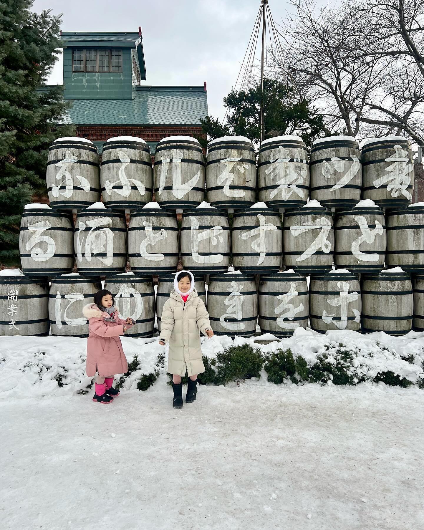 삿포로 맥주 박물관(サッポロビール博物館)🍺_ 훗카이도 여행❄️

삿포로 맥주박물관은 온전히 엄마아빠를 위한 코스🍻

삿포로 맥주가 일본에서 가장 오래된 맥주란다. 삿포로 쿠로라벨(블랙라벨)은 삿포로 프리미엄으로 우리나라에서도 유통되고 있다. 
삿포로 클래식 맥주는 훗카이도특산품으로 훗카이도에서만 맛볼 수 있는데, 참 맛있다. 개인적으로 원래 삿포로 맥주 안좋아했다. 뭔가 쓰고 별로라 생각했는데.. 현지에서 맛보는 삿포로 클래식은 찐 맛있었음!! 삿포로 클래식은 120년전 처음 만들어진 그 레시피 그대로 제작되는거란다. 

연말이라 박물관내 시음은 문을 닫아서 좀 아쉬웠지만, 옆 건물 박물관 숍에서 삿포로의 sorachi와 클래식 생맥주 맛을 볼 수 있어서 다행이고 좋았다. 

삿포로 맥주 박물관 입장료는 무료인데 쓱 둘러보는데 삿포로 병(bottle)디자인의 히스토리며, 광고 포스터의 역사며 생각보다 재밌었다. 유니가 1937년 포스터 주인공은 나 닮았대서 사진으로 간직!ㅎ

엄마아빠 맥주맛보는동안 애들은 그곳의 뽑기에 심취했다가 박물관 앞 공원에서 논대서 놀라했더니 그 앞에서 눈놀이며 조그만 언덕에서 쌩 엉덩이로 미끄럼틀타고 놀고있더라🤦🏻‍♀️

어쨌튼 가족모두 행복했던 기억!ㅎㅎ🍻❤️

-
삿포로 맥주 박물관은 일본에서 유일한 맥주 박물관이며, 홋카이도 유산의 하나로도 지정되어 있다. 원래는 1890년 삿포로 제당 회사 공장으로 지어진 붉은 벽돌 건물을 이용한 것이며, 건물에는 삿포로 맥주 정원이 병설되어 있다. 
삿포로맥주의 역사와 원료, 제조 공정 등을  이해하기 쉽게 영상으로 전시해 놓은 박물관이다. 삿포로 맥주의 역사는 1876년 독일 베를린에서 맥주를 만드는 방법을 배우고 돌아온 나카가와 세이베이를 통해 이곳에 양조장이 들어서면서부터 시작되었다한다. 

#삿포로맥주박물관 #サッポロビール博物館 #삿포로여행 #어른들을위한 #훗카이도여행 #백희