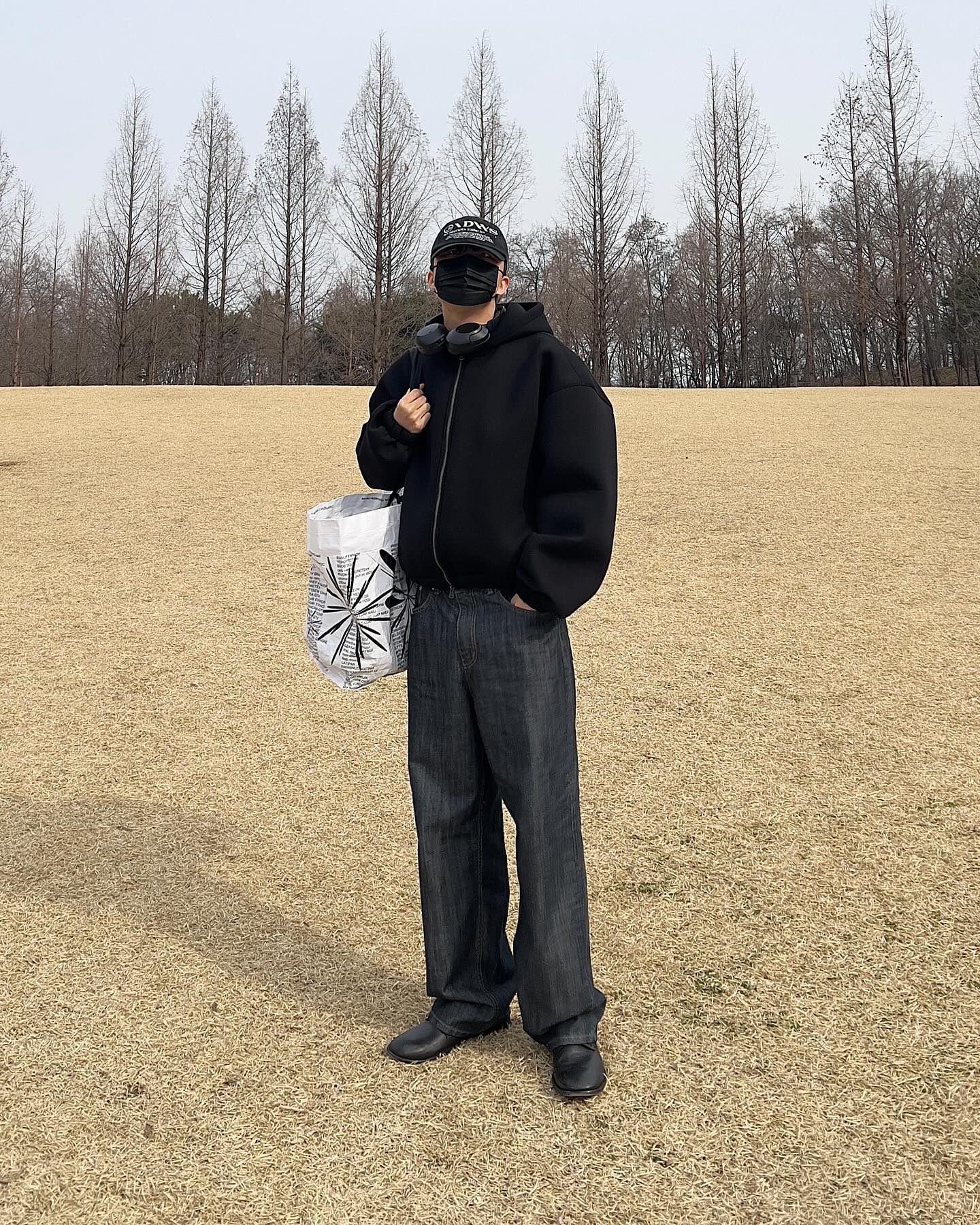 #협찬 #IDWS #아이돈워너셀 #모디 
idws_official modii_app_official
181cm / 64kg
Logo Embroidered Ball Cap Black

1️⃣ 스트릿캐주얼 브랜드인 아이돈워너셀의 감성이 담겨있는 이쁜 볼캡입니다 ❤️

2️⃣ 모자가 울거나 이상한 핏이 나오지 않고 자연스러운 핏이 나와 스타일을 더 살려줍니다 🫶

3️⃣ 브랜드에서 자체적으로 개발한 메인 라벨, 행택, 폴리 백을 사용 하였습니다 😊

4️⃣ 베레모 59호 쓰는 대두인 저한테도 사이즈가 남고 깊이 17cm, 챙길이가 7.5cm로 푹 써지는 오버사이즈 볼캡이라 적극 추천합니다! 👍

5️⃣ 무신사에서 2.5만 원대에 완전히 싸게 판매되고 있습니다 🫢

💚modii_app_official💚
패션 평가만 하면 협찬 받을 기회가 많이 생기는 모디라는 패션앱을 통해 협찬 제안을 받았습니다!

⚡️이번 주말 단 3일동안 진행된다는⚡️
💡IDWS 홍대 팝업스토어💡

홍대 에버닌스테어스 / 서울특별시 마포구 서교동 395-84, 2층 (주차 불가/ 공영주차장 이용 가능)
2024.03.15(금)~17(일)/ 12:00 PM - 20:00 PM

❤️[EVENT]❤️
* 오픈런 이벤트
1️⃣ 일일 뽑기 이벤트 진행 
- (선착순 30명 중 3명 당첨) 희망 제품 1개 증정

2️⃣ 인스타그램 이벤트
- 방문 고객 인스타그램 스토리 업로드 시 팝업 종료일 3명 선정 후 희망 제품 1개 증정

❤️[POP-UP PROMOTION]❤️
1️⃣ 24SS 전 상품 20% 오프라인 단독 할인
리퍼브 제품 UP TO 60%

2️⃣ IDWS 제품 착용 후 방문 시 +5% 추가 할인 (중복 가능)

3️⃣ IDWS 카카오 채널 추가 시 +5% 추가 할인 (중복 가능)

4️⃣ 구매 이벤트
-  10만원 이상 구매 고객 Timeless Ring / Time Loop Ring 제 품 택 1(선착순 50명)
-  20만원 이상 구매 고객 Identity Carabiner / Swift Symbol Patch, Key Ring 제품 택 1 (선착순 50명)

#에버닌스테어스 #홍대 #홍대팝업스토어 #팝업스토어 #서울팝업스토어 #패션계정 #후드티 #볼캡#스트릿캐주얼

Outer: cozytex_official 
Bottom: viva_vvm (협찬)
Shoes: colorcolla_official (협찬)
Etc
Bag: hatching.room 
Cap: idws_official (협찬)
Gloves: 보세 검정
Headset: qcy.global