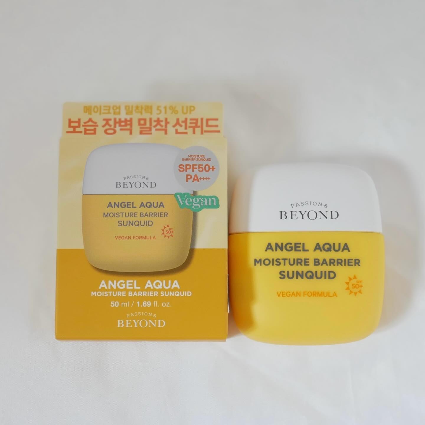 🤍ദ്ദി•̀.̫•́✧
#광고
ฅᐢ..ᐢ₎♡” мew мaĸeυp

beyondcosmetics 
☀️비욘드 엔젤아쿠아 보습장벽 선퀴드 50ml (₩25,000)

❗본 포스팅은 LG생활건강으로부터 제품을 무료로 제공받아 작성되었습니다.

🕶️글로우픽에서 진행되었던 인스타그램 리뷰어에 당첨되어서 열심히 사용해 보고, 굉장히 마음에 들었던 비욘드 엔젤아쿠아 보습장벽 선퀴드를 소개해 드리려고 합니다!

💛SPF50+ PA++++ 강력한 자외선 차단
💛바른 직후 속보습 24% 개선
💛10초 후 메이크업 밀착력 51% 개선
💛1회 사용 후 손상된 피부 장벽 63% 개선
💛수분&스킨 컨디셔닝 성분 65% 함유

🌻사계절 내내 사용 가능한 촉촉&가벼운 타입의 선퀴드! 외출할 때 단독으로 사용 가능하고 • 메이크업 전에 베이스로 가볍고 쉽게 바를 수 있는 제품입니다. 사용하면서 제일 좋았던 점은 백탁 & 유분기가 올라오지 않고, 충분한 수분감 & 산뜻한 초밀착 커버로 마무리돼서 만족스러웠어요. 그만큼 끈적이는 느낌 없이 여러 번 덧바를 수 있어 자주 사용한 제품입니다.

🌻특히 베이스 메이크업 전에 발라주면 베이스가 밀리지 않고 속광이 도는 예쁜 피부를 연출할 수 있어요! 저는 평소에 베이스를 바르고 나면 코 주변에 각질이 일어나거나 베이스가 밀려서 지워질 때가 자주 있었는데, 엔젤아쿠아 보습장벽 선퀴드로 수분을 보충해 주면 깔끔하고 예쁜 피부 표현 연출도 가능하고, 자외선 차단도 가능해서 좋아요!!

🌻묽은 제형으로 잘 흐르는 편이라 얼굴에 골고루 펴 발라주기 쉬운 제품입니다. 바르고 난 후에는 선크림이 밀리거나 답답한 부분 없이 촉촉하고 쫀쫀하게 마무리할 수 있어 비욘드 엔젤아쿠아 보습장벽 선퀴드 강력 추천드립니다!!

#AD #협찬 #제품제공 #글로우픽 #비욘드 #엔젤아쿠아 #엔젤아쿠아보습장벽선퀴드 #선퀴드 #리뷰어 #체험단 #엠오티디 #今日のメイク #motd #메이크업 #makeup #화장품 #화장품추천 #화장품리뷰 #화장품협찬 #리뷰 #제품리뷰 #코덕소통 #비욘드선퀴드 #선크림추천 #선크림리뷰 #beauty #cosmetic #kbeauty #koreancosmetics