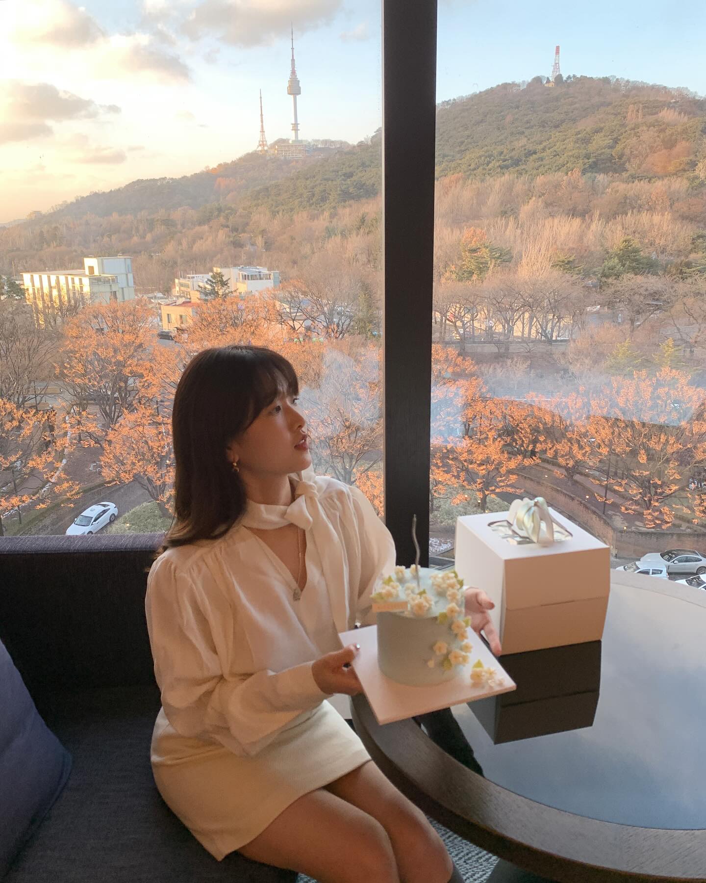 어디든 잘어울리는 #패브릭컬리지 화이트 트위드스커트 ❄️🦢☁️🤍
작년부터 겨울 내내 알차게 입고 다닌 내 최애템 fabricology__
